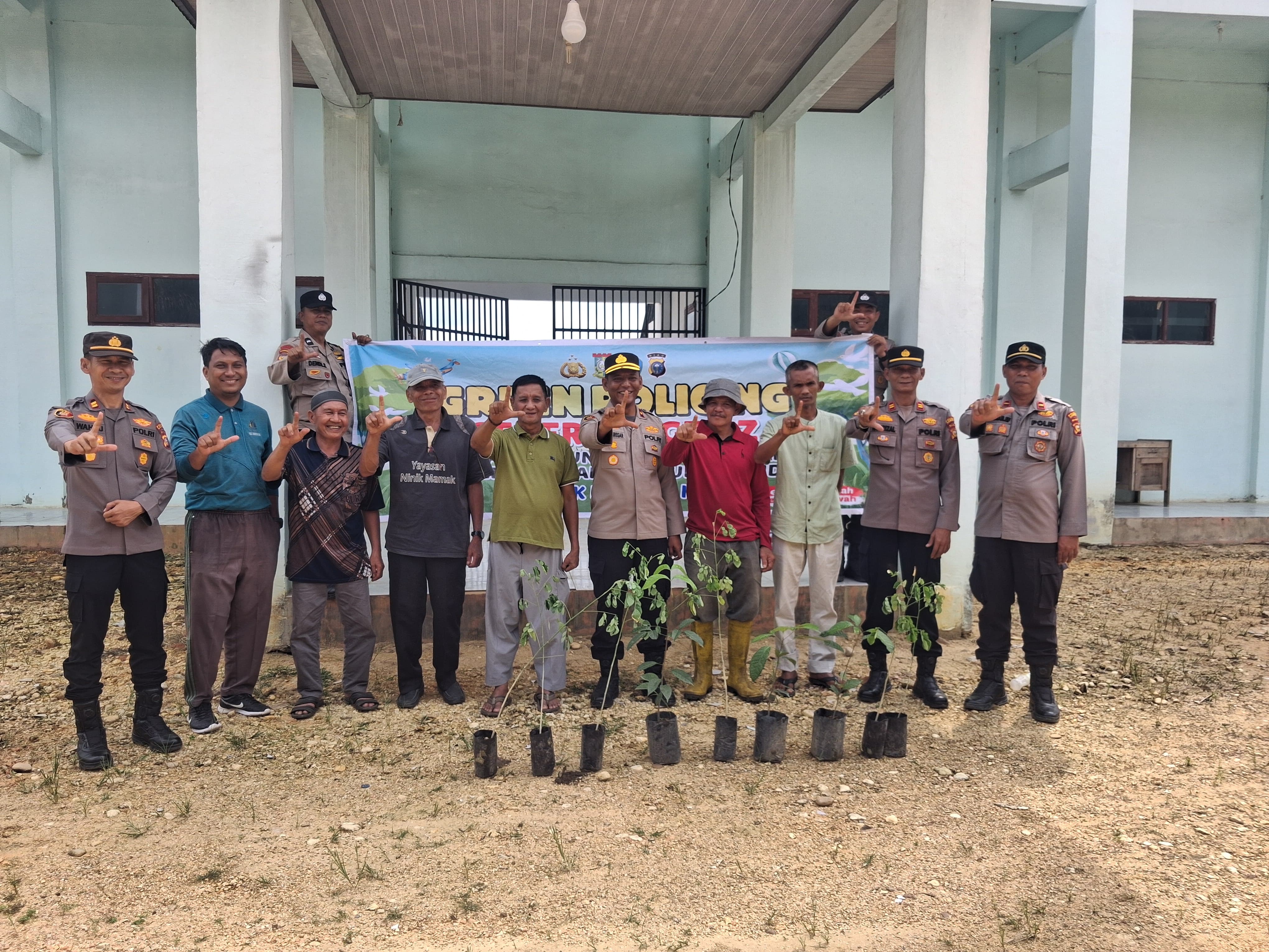 Polsek Kampar Kiri dan Ninik Mamak Bersinergi Tanam Pohon Hijaukan Lingkungan