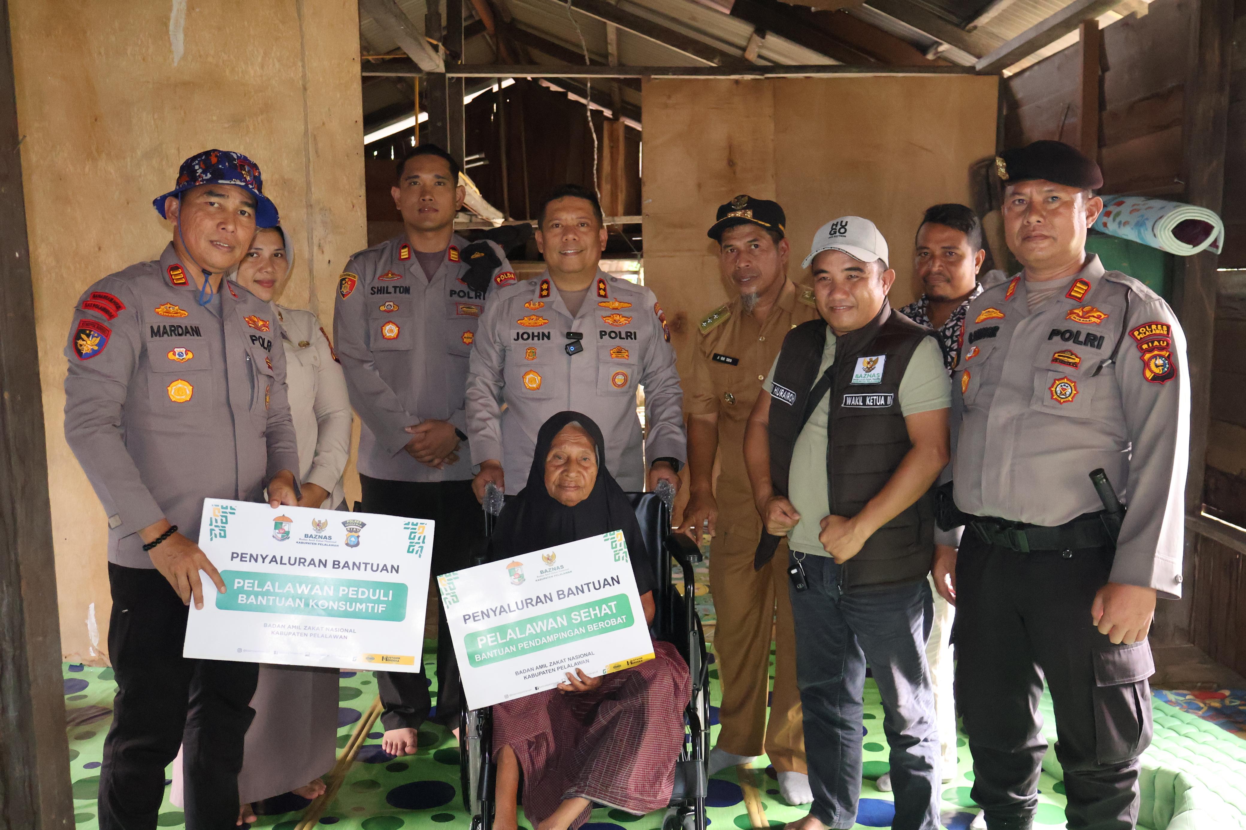 Kapolres Pelalawan Salurkan Bantuan Sosial kepada Masyarakat Miskin