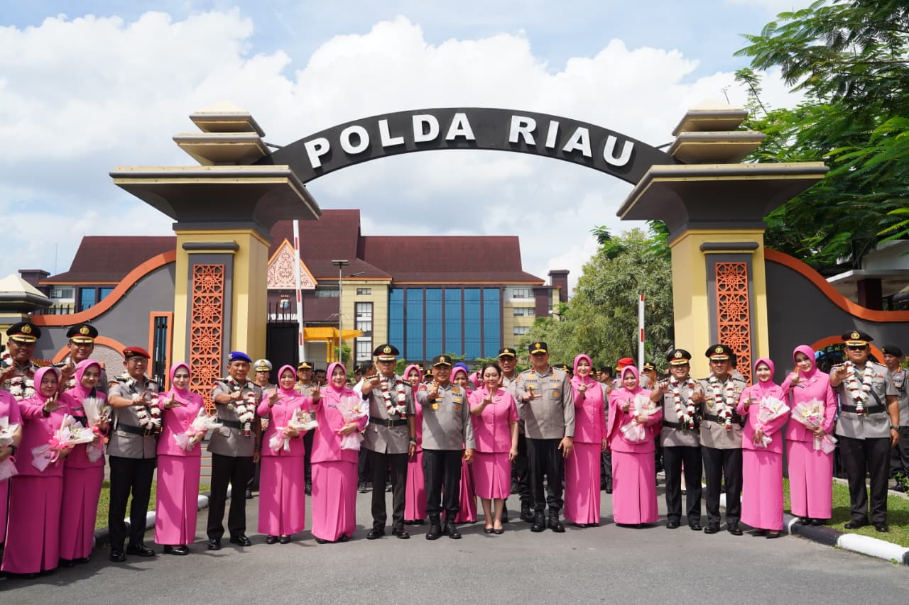 Polda Riau Laksanakan Upacara Tradisi Pedang Pora Pelepasan Wakapolda Riau dan 11 Pejabat