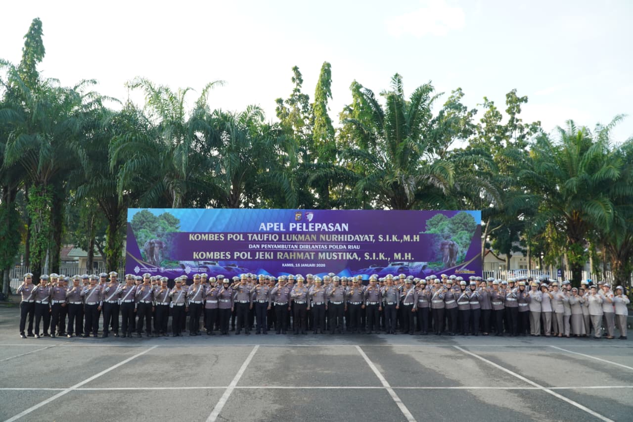 Tak Sekadar Mengatur Lalu Lintas, Polantas Berbagi di Jumat Barokah