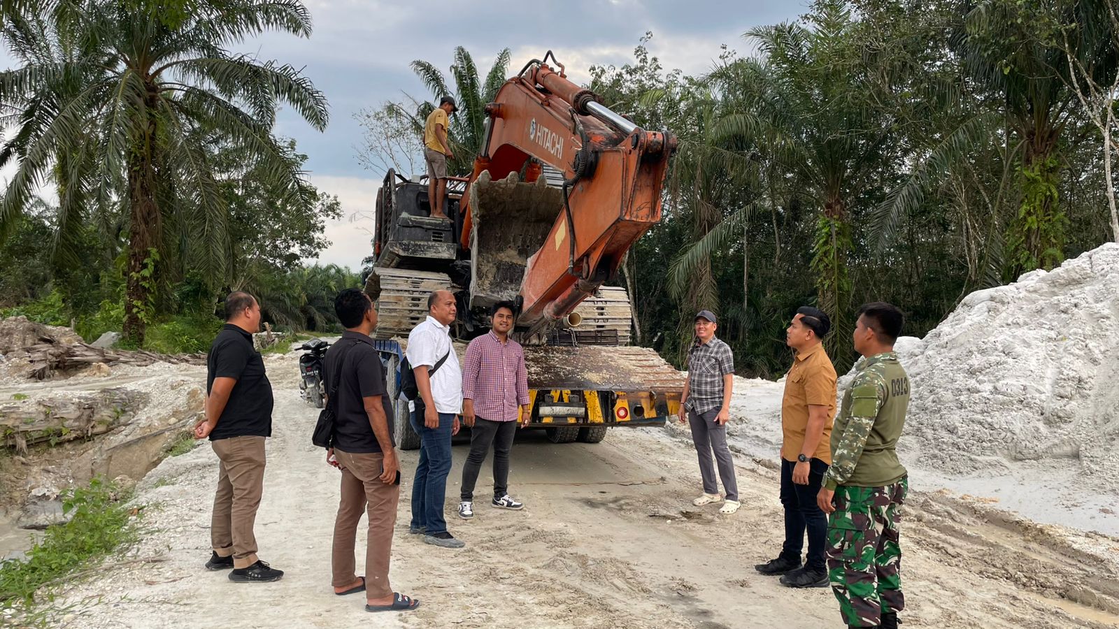 Sinergi TNI-Polri Berantas Ilegal Mining, Polres Kampar Amankan Pekerja & Alat Berat di Tambang