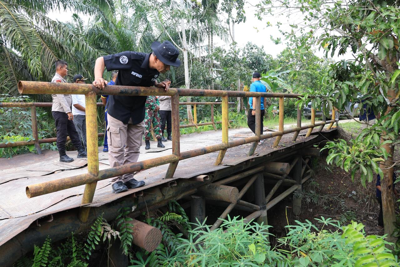 Tim Asesmen Tinjau Rencana Renovasi Jembatan Penghubung Dusun di Kampung Rawang Air Putih, Siak