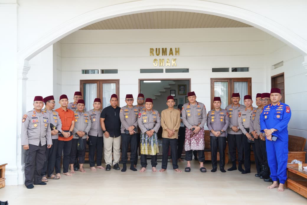Polda Riau Pererat Hubungan dengan Tokoh Agama melalui Silaturahmi ke Kediaman UAS