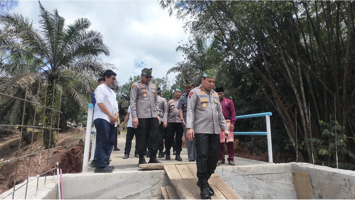 Kapolda Riau Kunjungi Pembangunan Jembatan di Desa Lubuk Agung Kabupaten Kampar