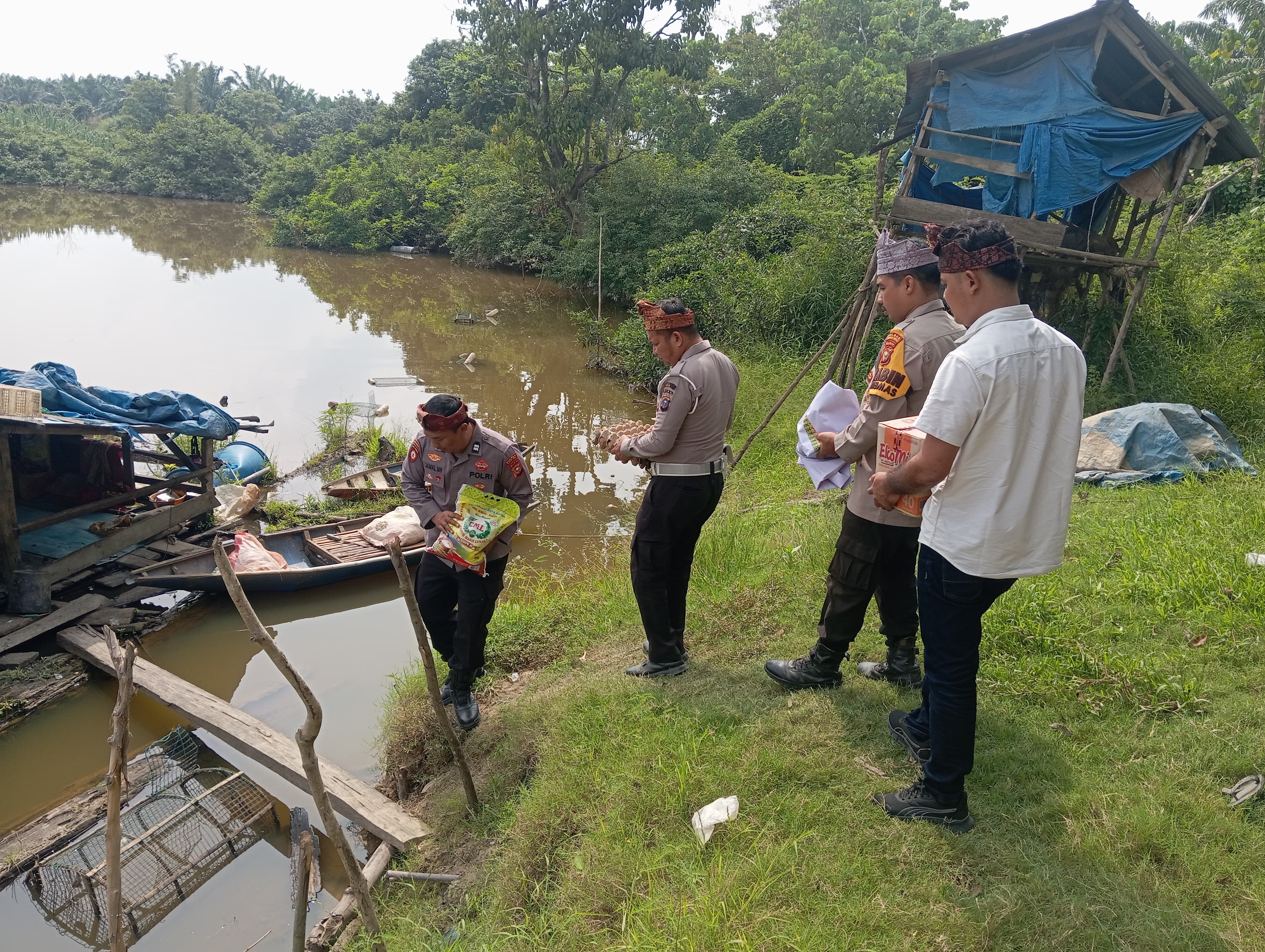 Polsek Bonai Darussalam Salurkan Bantuan dan Layanan Kesehatan Gratis Lewat Program JALUR di Pinggiran Sungai Rokan