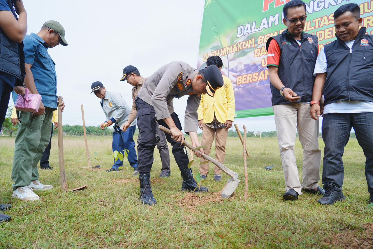 Peringati Hari Hutan Sedunia, Kapolres Kuansing Gaungkan Program 1000 Pohon Bersama Generasi Muda