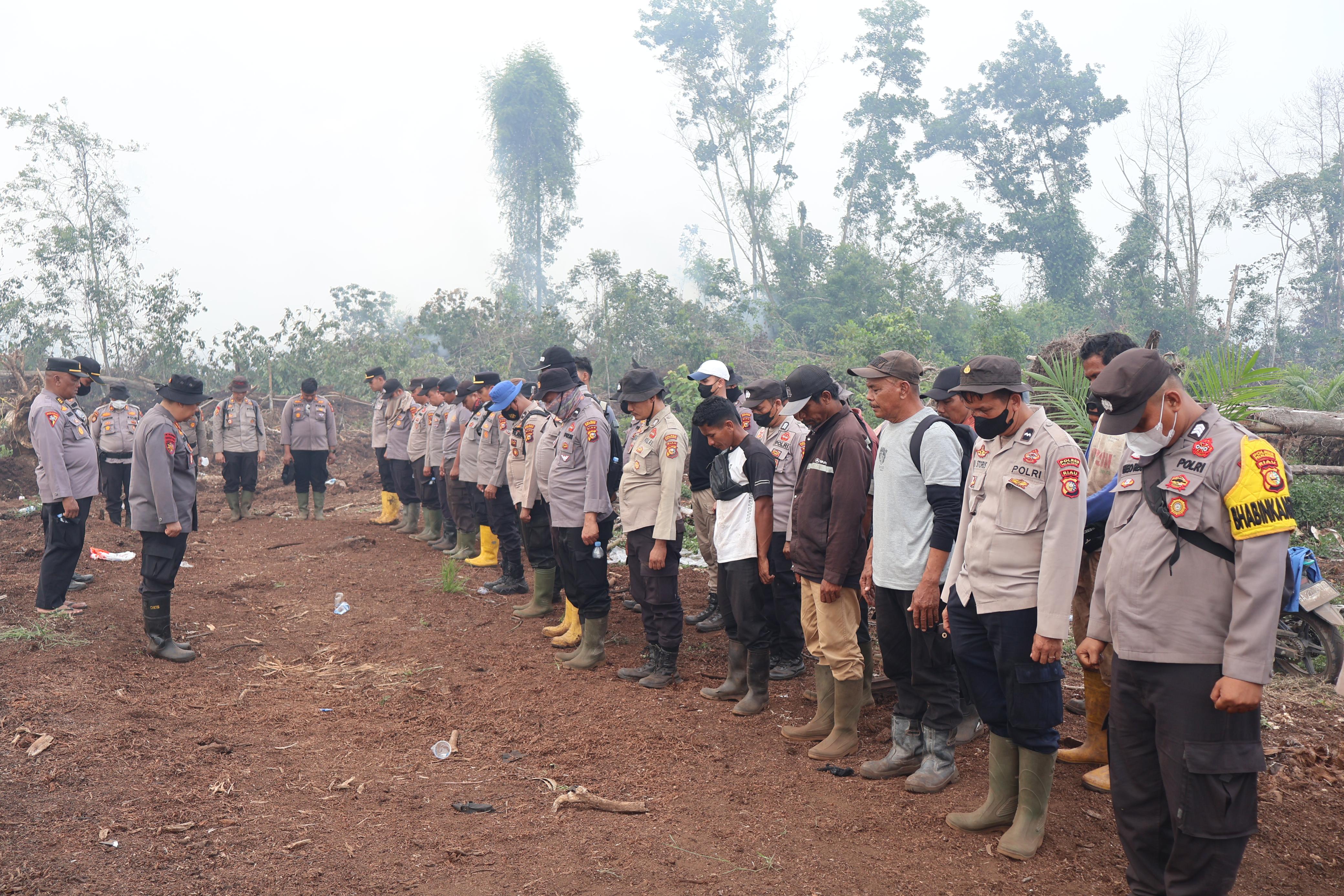 Kapolres Pelalawan Pimpin Langsung Pemadaman Karhutla di Teluk Meranti