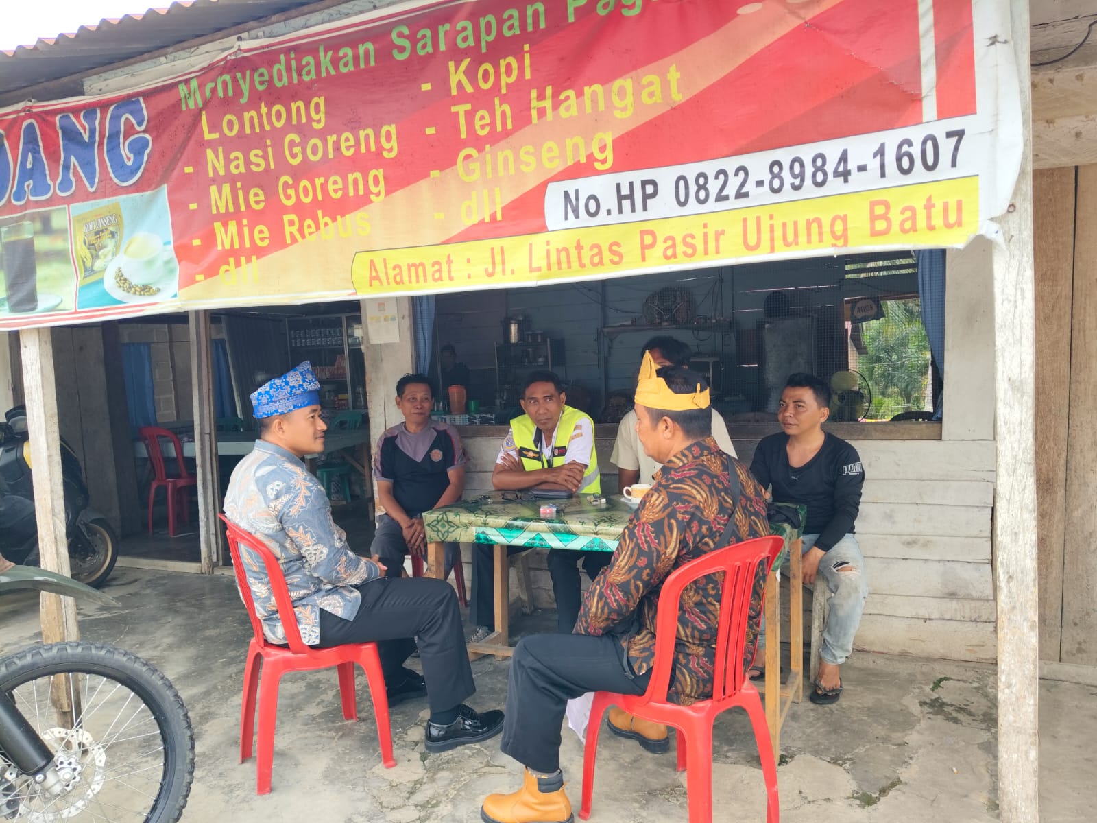 Polsek Rambah Samo Gelar Jumat Curhat di Desa Teluk Aur, Sosialisasikan Layanan 110 dan Ajak Warga Jaga Kamtibmas