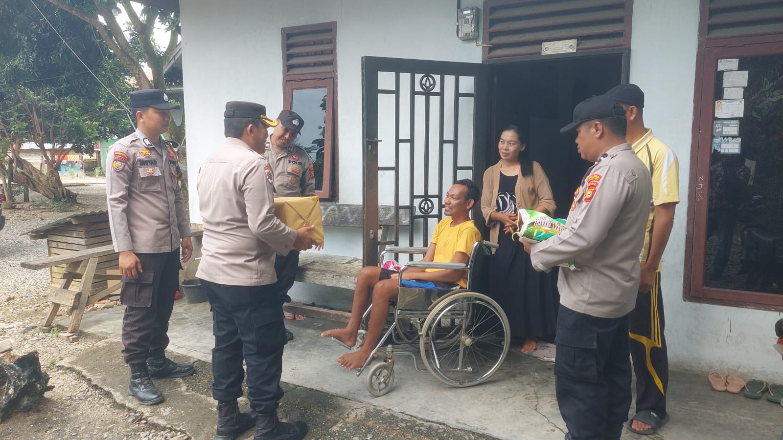 Menyusuri Tepian Sungai Rokan, Polsek Ujungbatu Hadirkan Harapan Lewat Program JALUR untuk Warga Terpencil