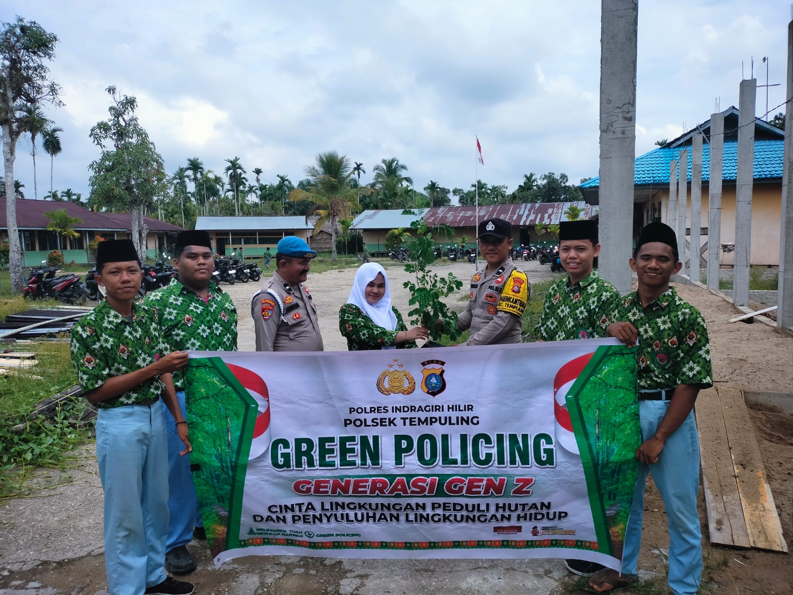 Polsek Tempuling Laksanakan Program Green Policing, Tanamkan Cinta Lingkungan Sejak Dini di Ponpes Darussalam