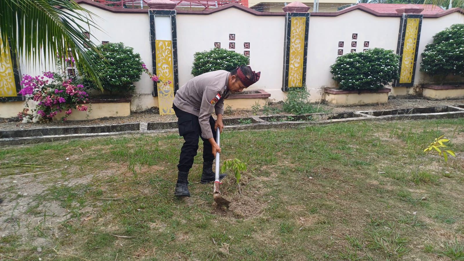 POLSEK RUPAT UTARA HADIRKAN GREEN POLICING, TANAM POHON LENGKENG DI TANJUNG MEDANG