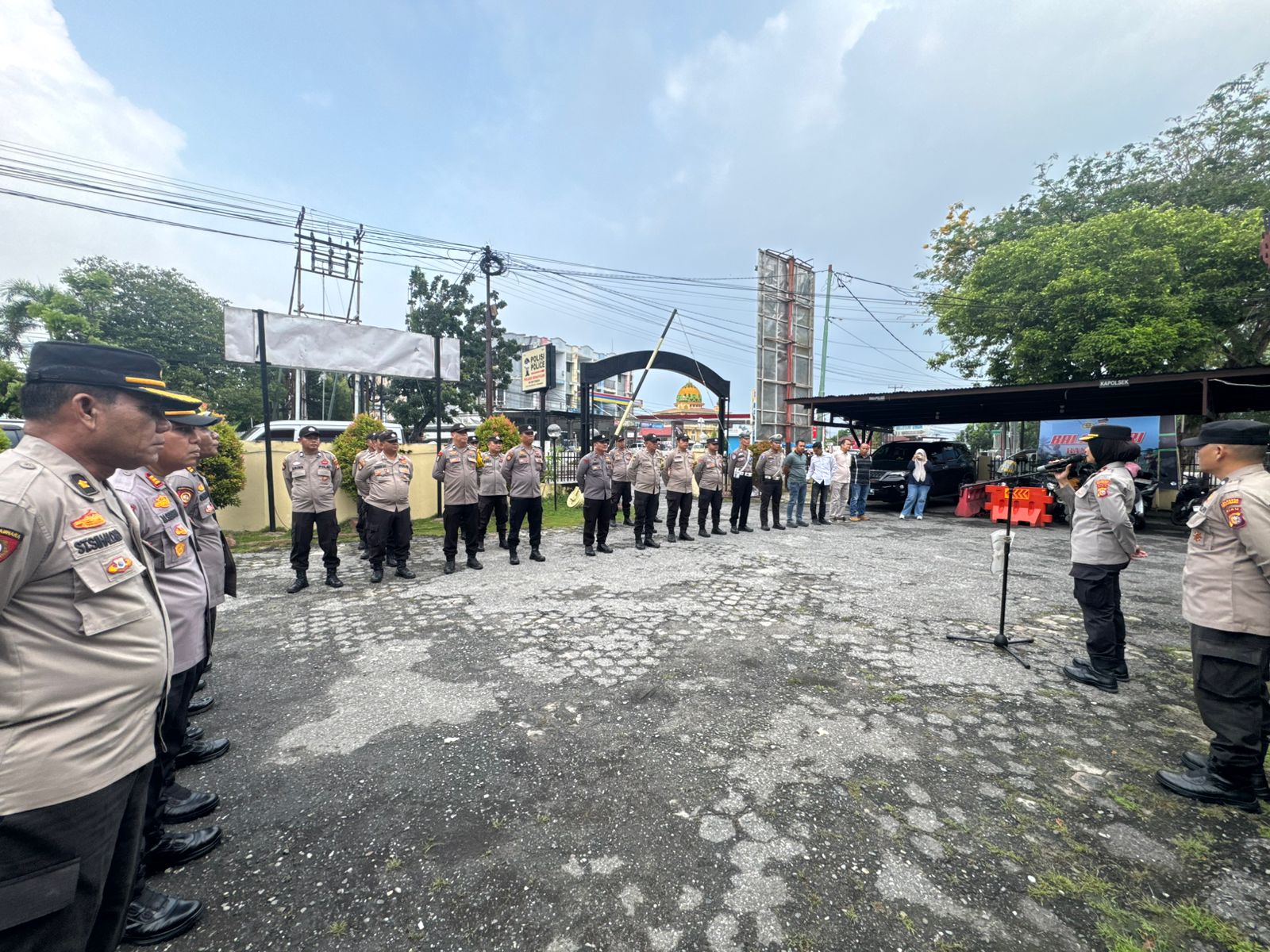 Kapolsek Senapelan Pimpin Apel Pagi, Tekankan Disiplin dan Citra Positif Polri