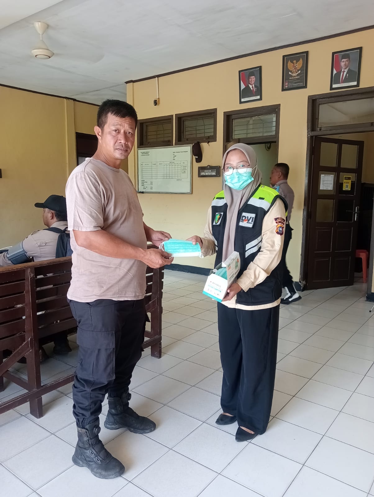 POLRES BENGKALIS BAGIKAN MASKER DAN VITAMIN UNTUK PERSONEL PEMADAM KARHUTLA