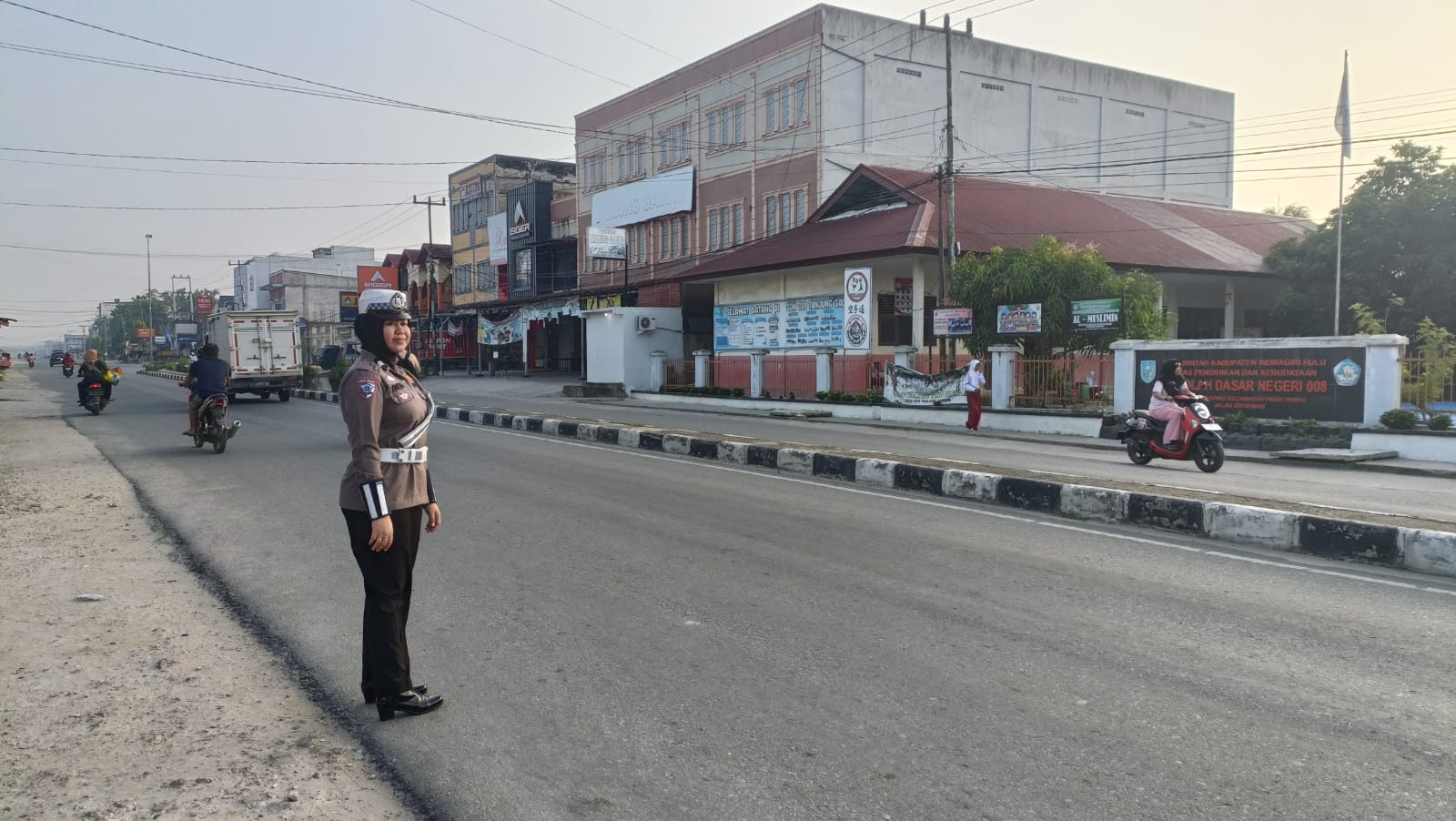 Pengaturan Lalu Lintas Pagi di Pasir Penyu, Polri Hadir Ciptakan Keamanan dan Kelancaran Aktivitas Warga