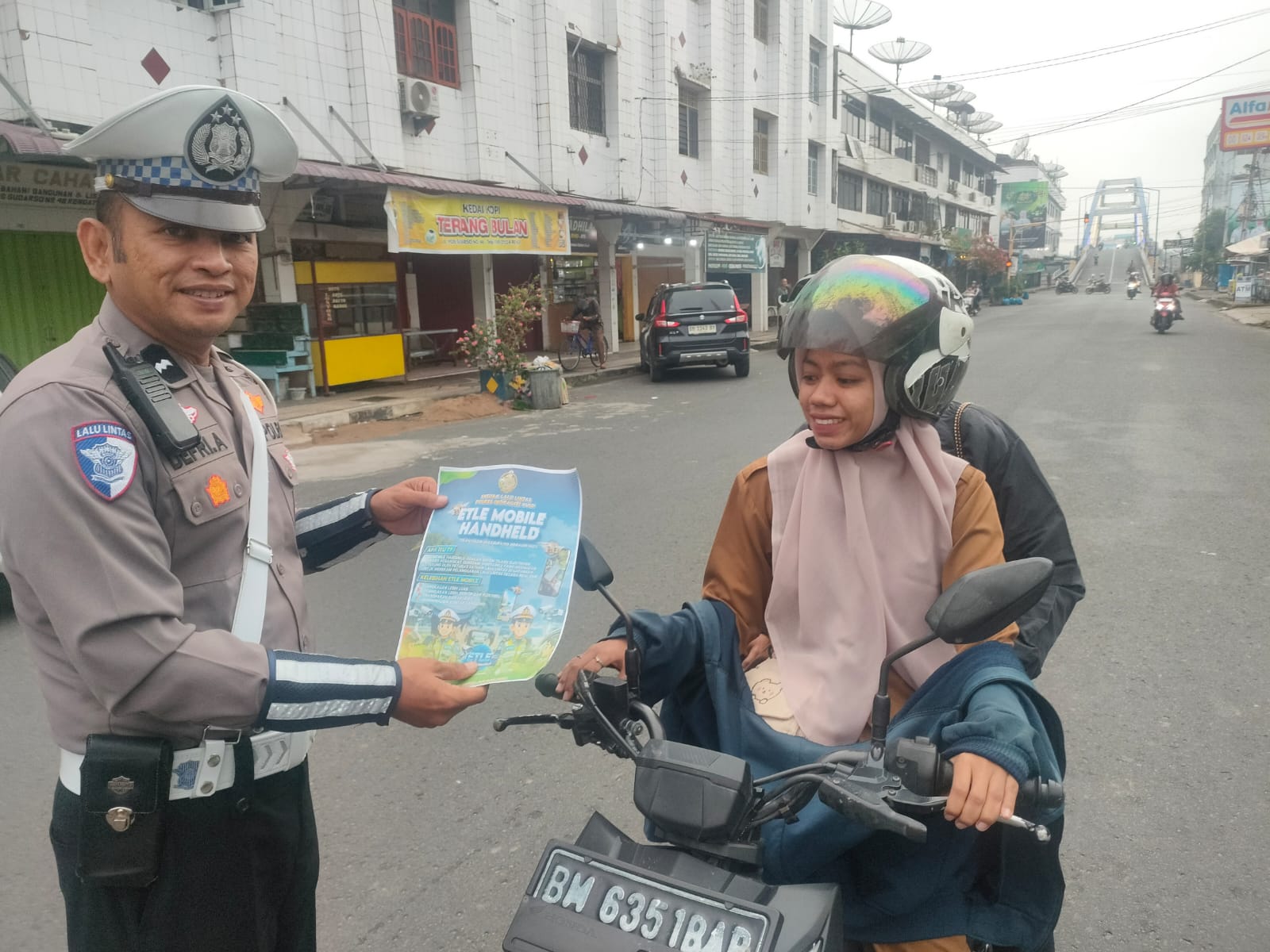 Satlantas Polres Inhu Gencarkan Sosialisasi ETLE Mobile, Edukasi Pengendara Lewat Brosur dan Sticker