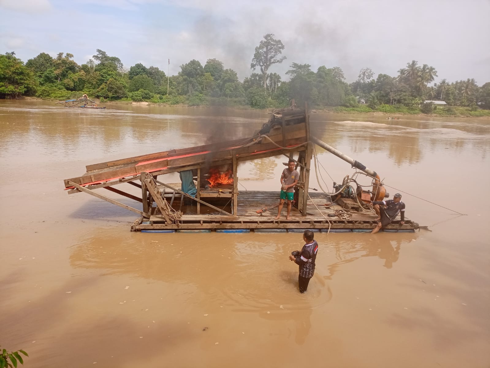 Polsek Cerenti Tertibkan 20 Rakit PETI di Sungai Kuantan, Dimusnahkan di Tempat