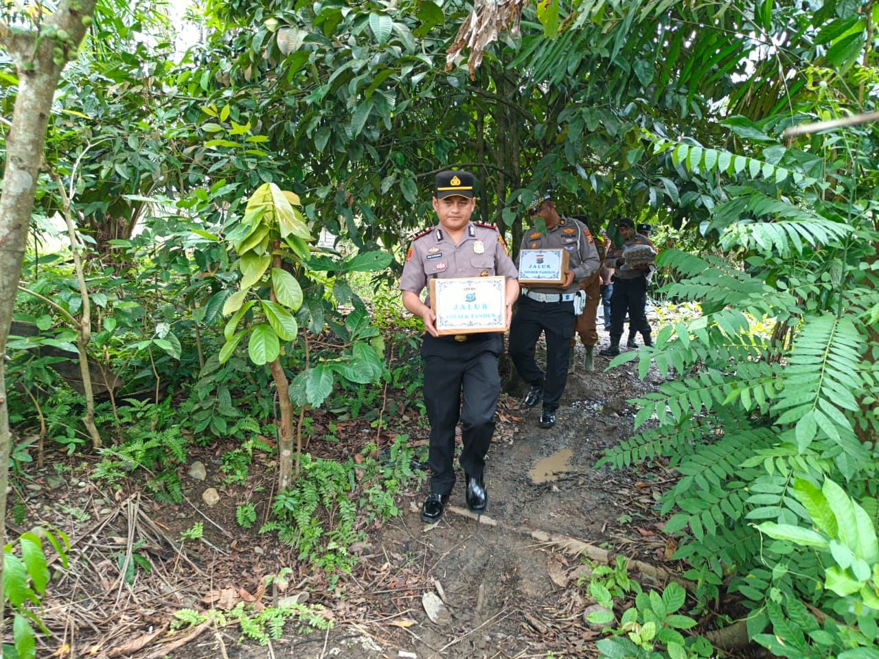 Menyapa dari Pinggiran Negeri, Polsek Tandun Salurkan Bantuan Lewat Program JALUR untuk Warga Sumber Jaya