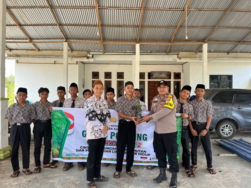 Polsek Kateman Laksanakan Program Green Policing, Tanam Pohon di Pondok Pesantren Darul Rahman V