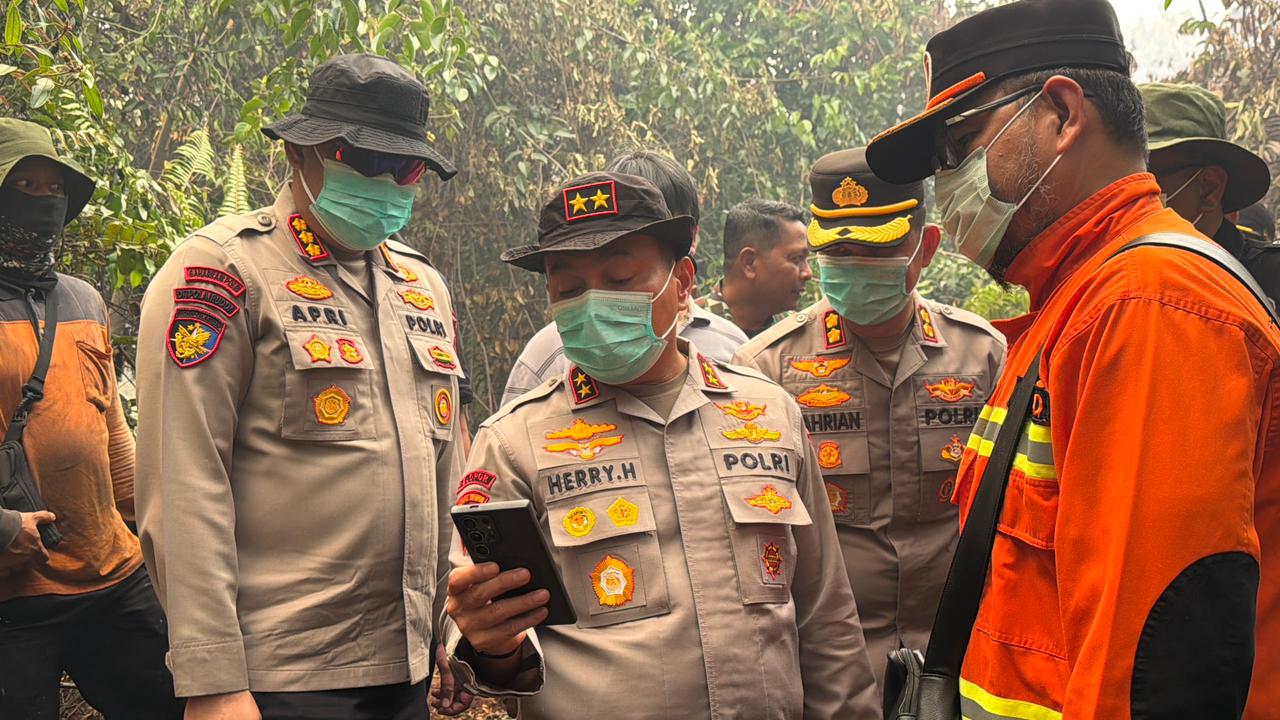 Kapolda Riau Beri Dukungan Moril Tim Gabungan Padamkan Karhutla di Bengkalis