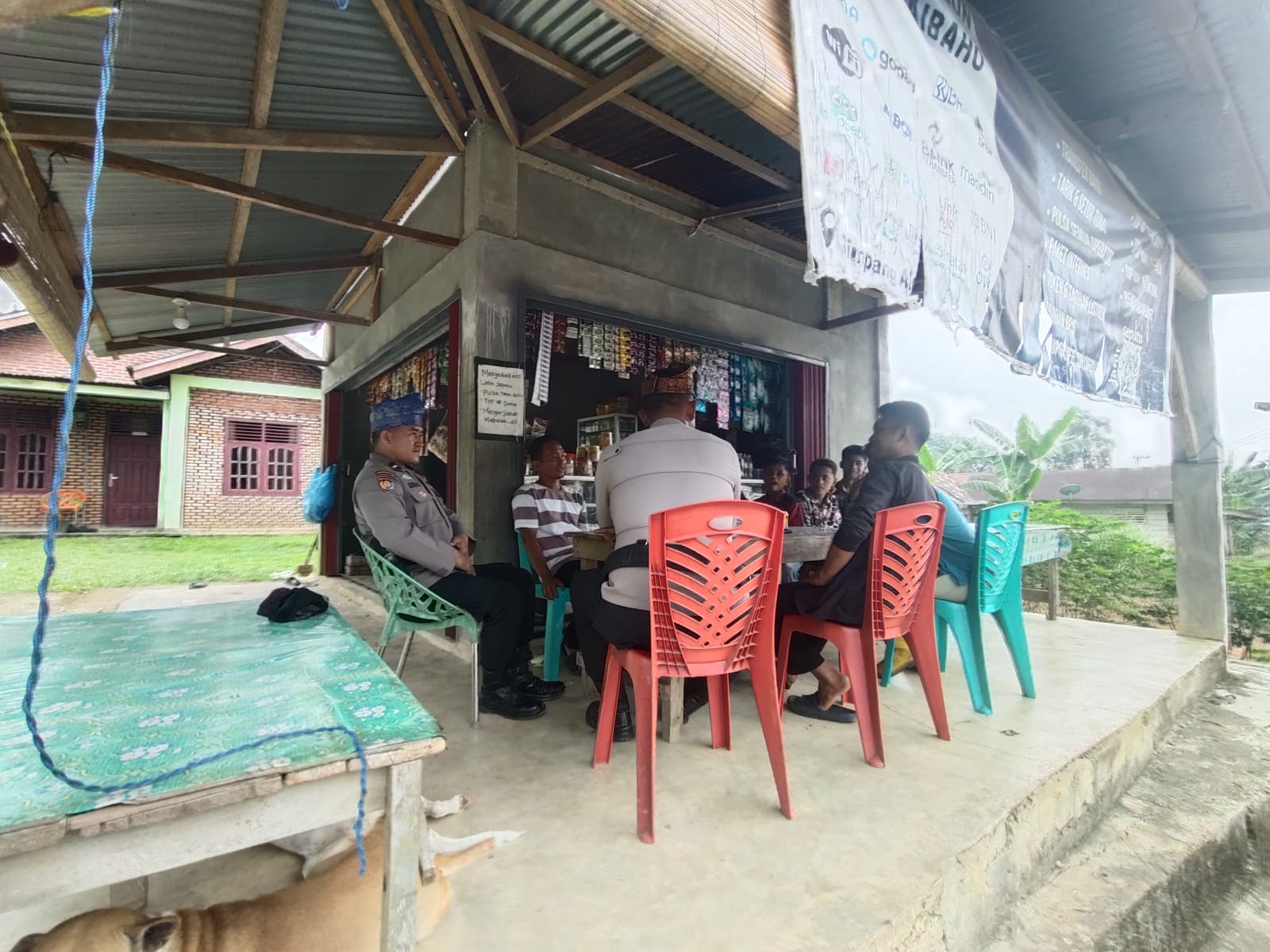 Jumat Curhat di Teluk Aur, Polsek Rambah Samo Sosialisasikan Layanan 110 dan Program Green Policing