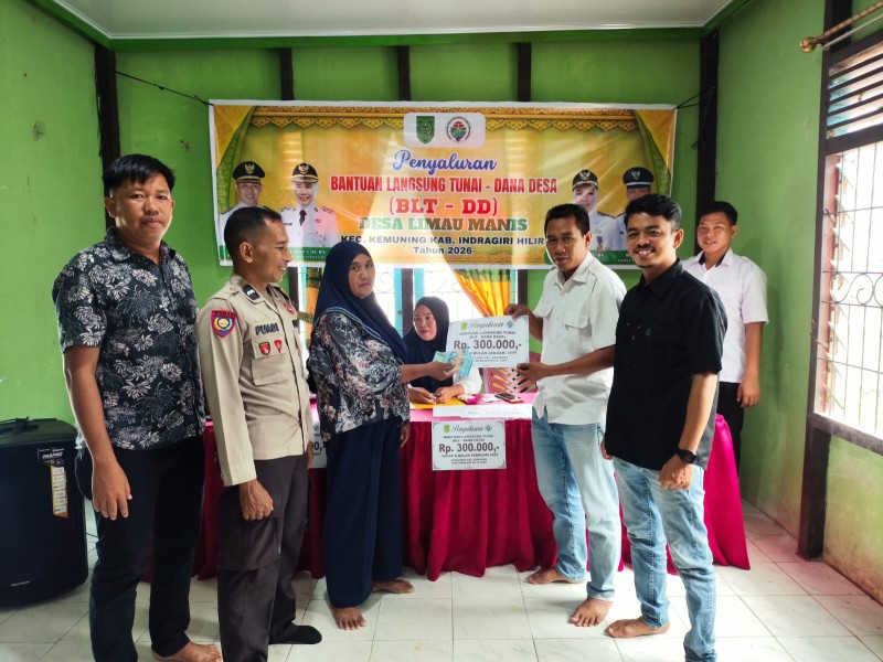 Polsek Kemuning Kawal Penyaluran BLT Dana Desa, Pastikan Bantuan Tepat Sasaran