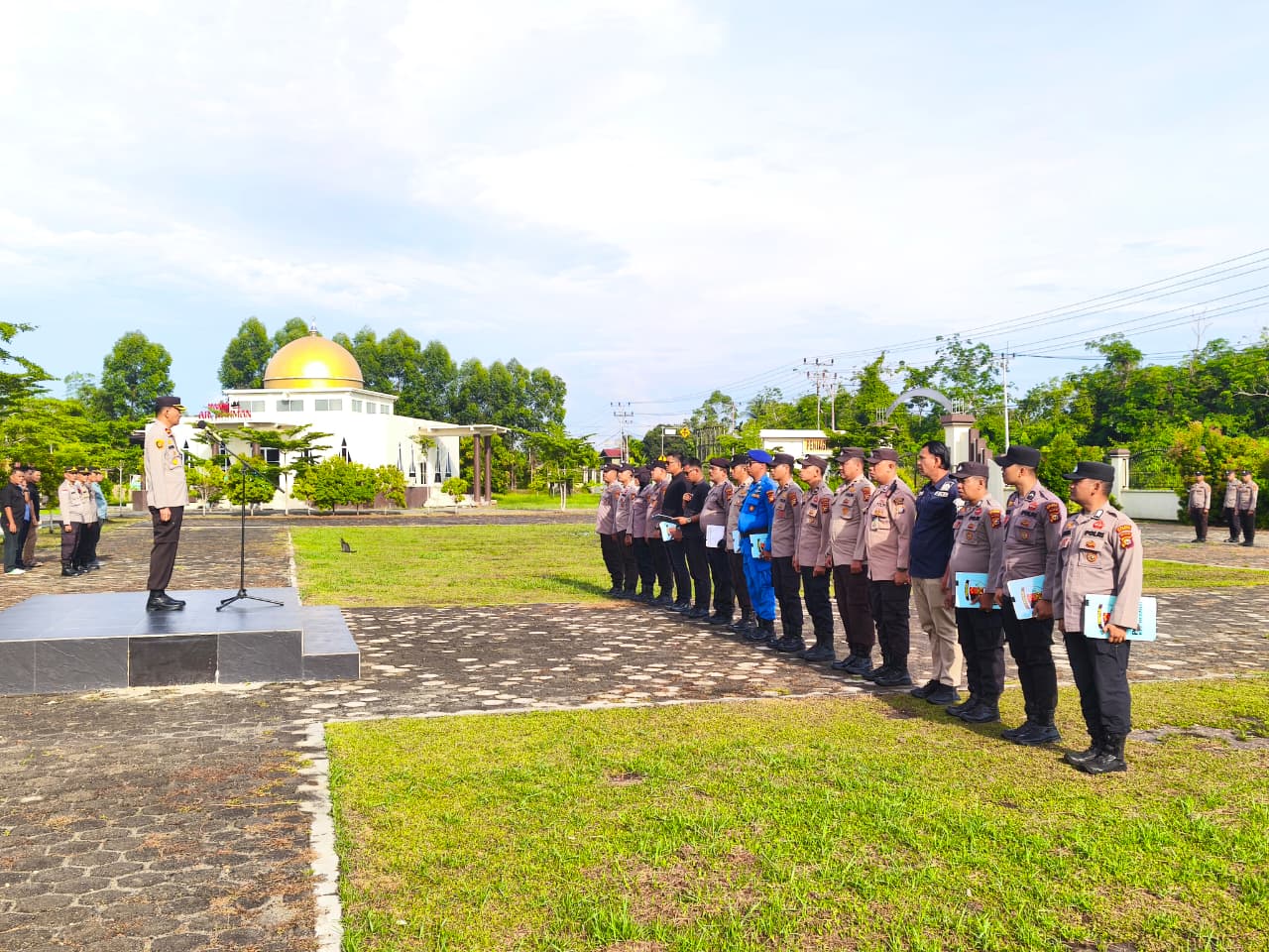 Apel rutin yang dilaksanakan oleh Polres Kepulauan Meranti berlangsung dengan khidmat dan penuh kedisiplinan, dipimpin langsung oleh Wakapolres Deti Mayer Silitonga, S.H.