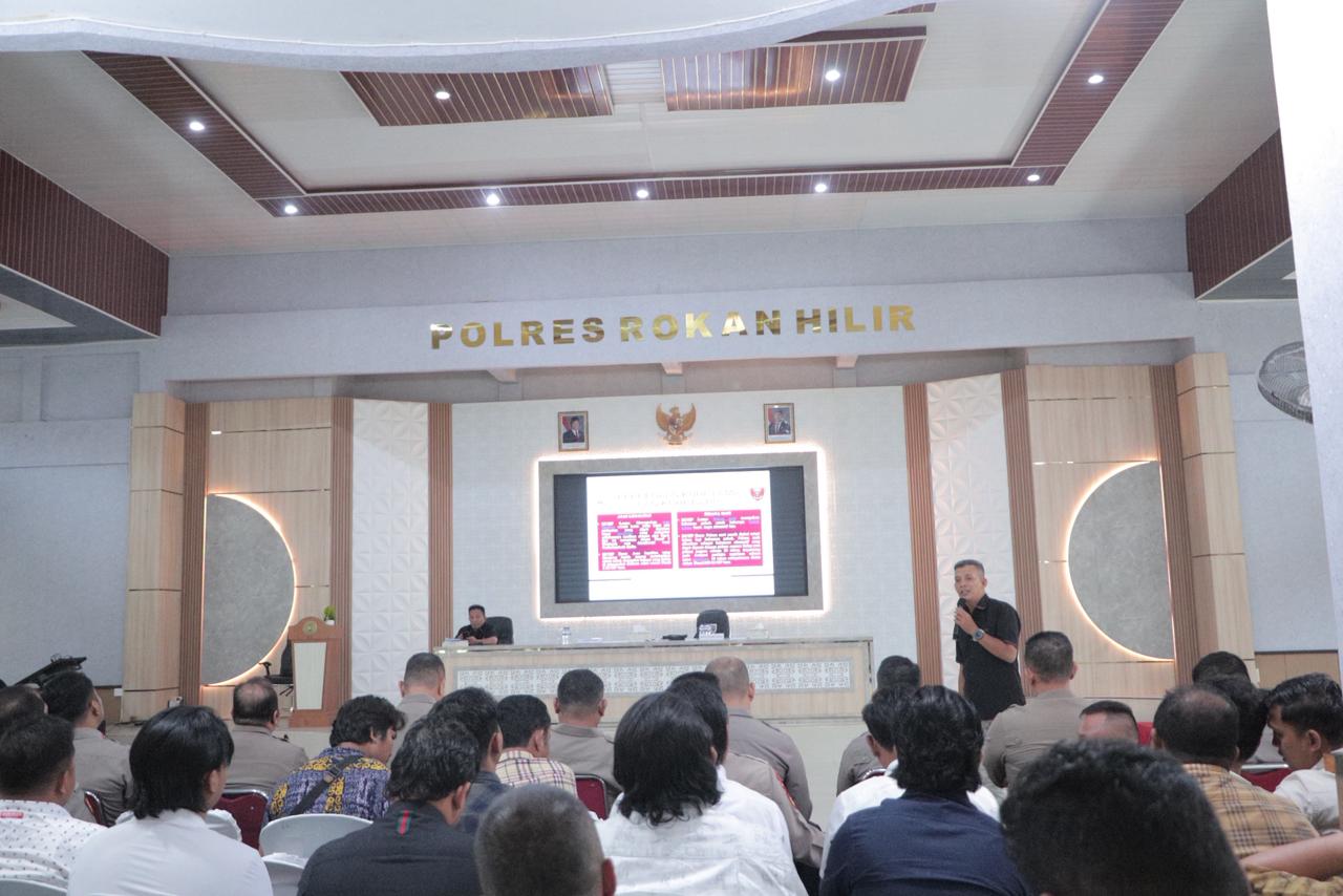 BIDANG HUKUM POLDA RIAU MEMBERIKAN SOSIALISASI KEPADA PERSONIL POLRES ROKAN HILIR TERKAIT KUHP DAN KUHAP TERBARU
