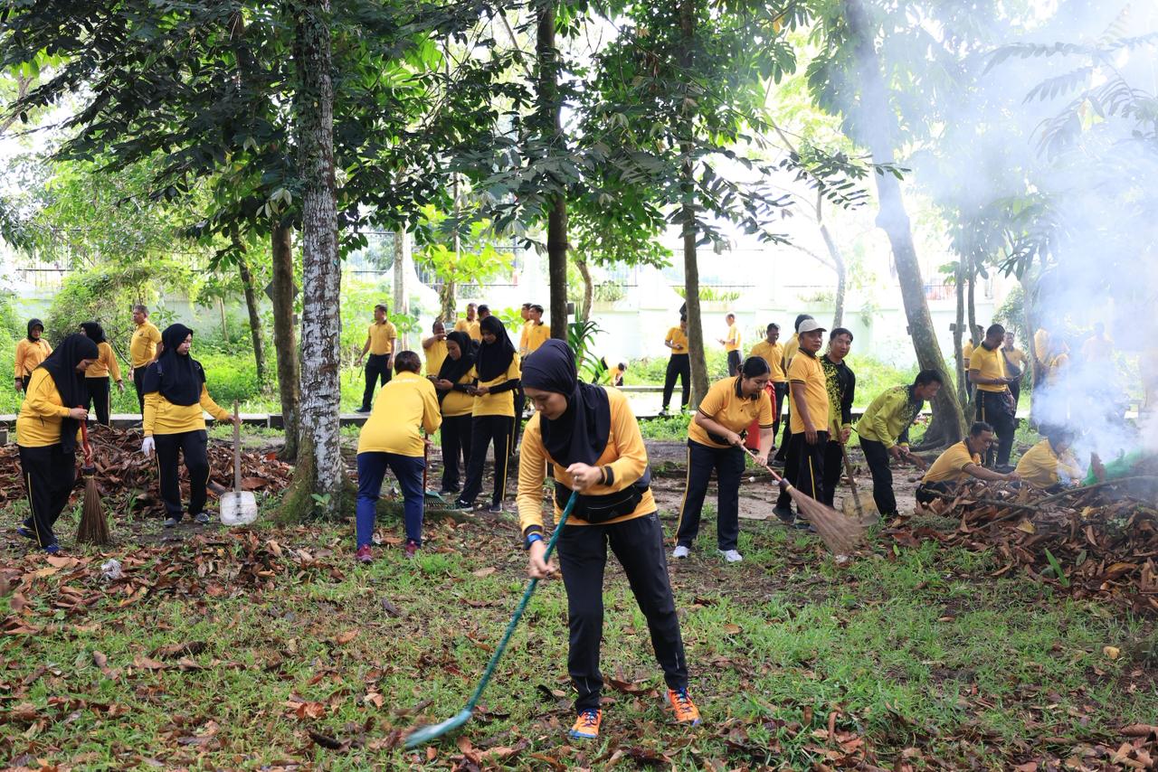 Kurve Asri Polda Riau, Personel Bersihkan Kawasan Hutan Kota Pekanbaru