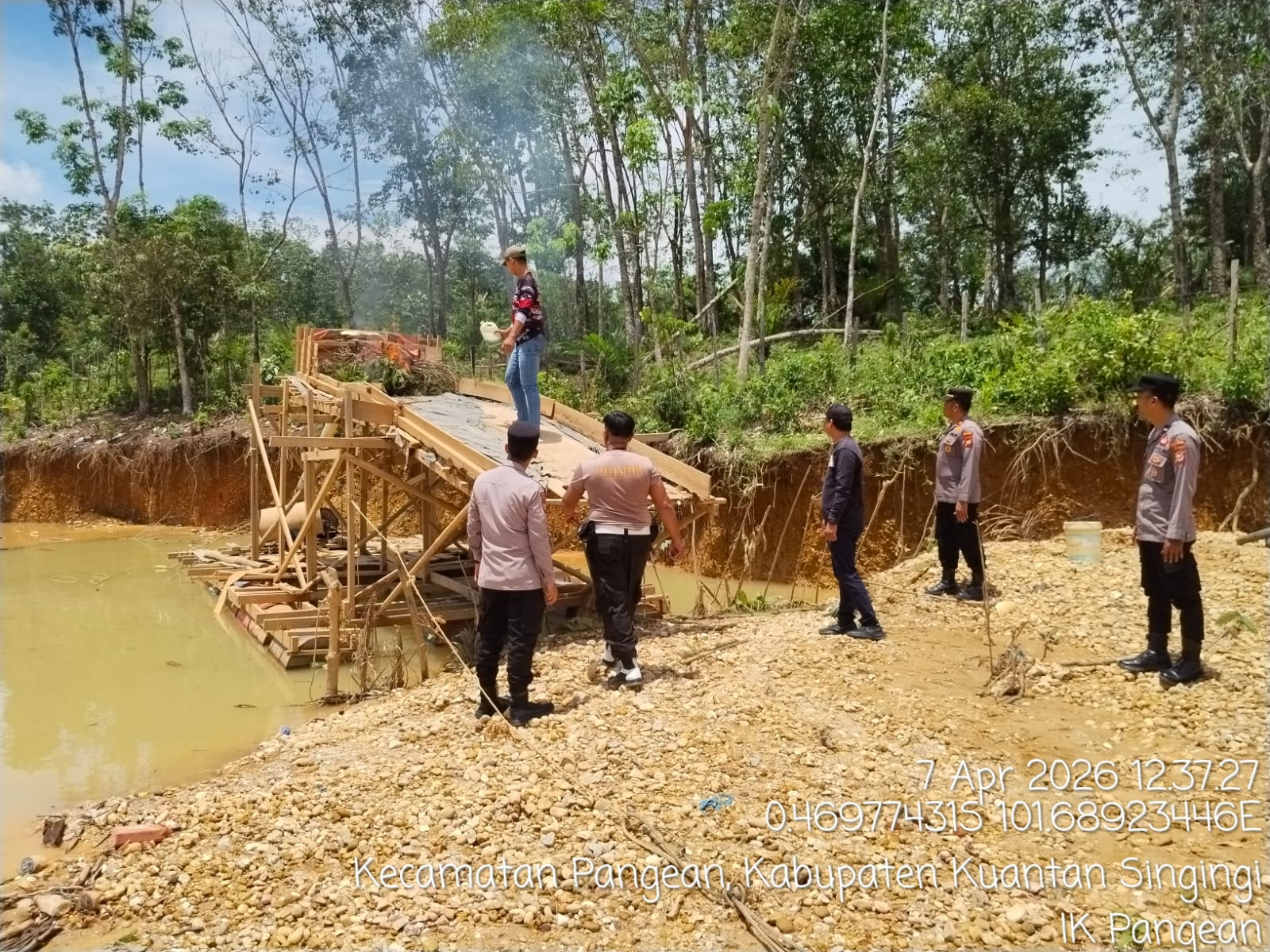 Dua Rakit PETI di Desa Tanah Bekali Dimusnahkan, Polsek Pangean Tegaskan Komitmen Berantas Tambang Ilegal