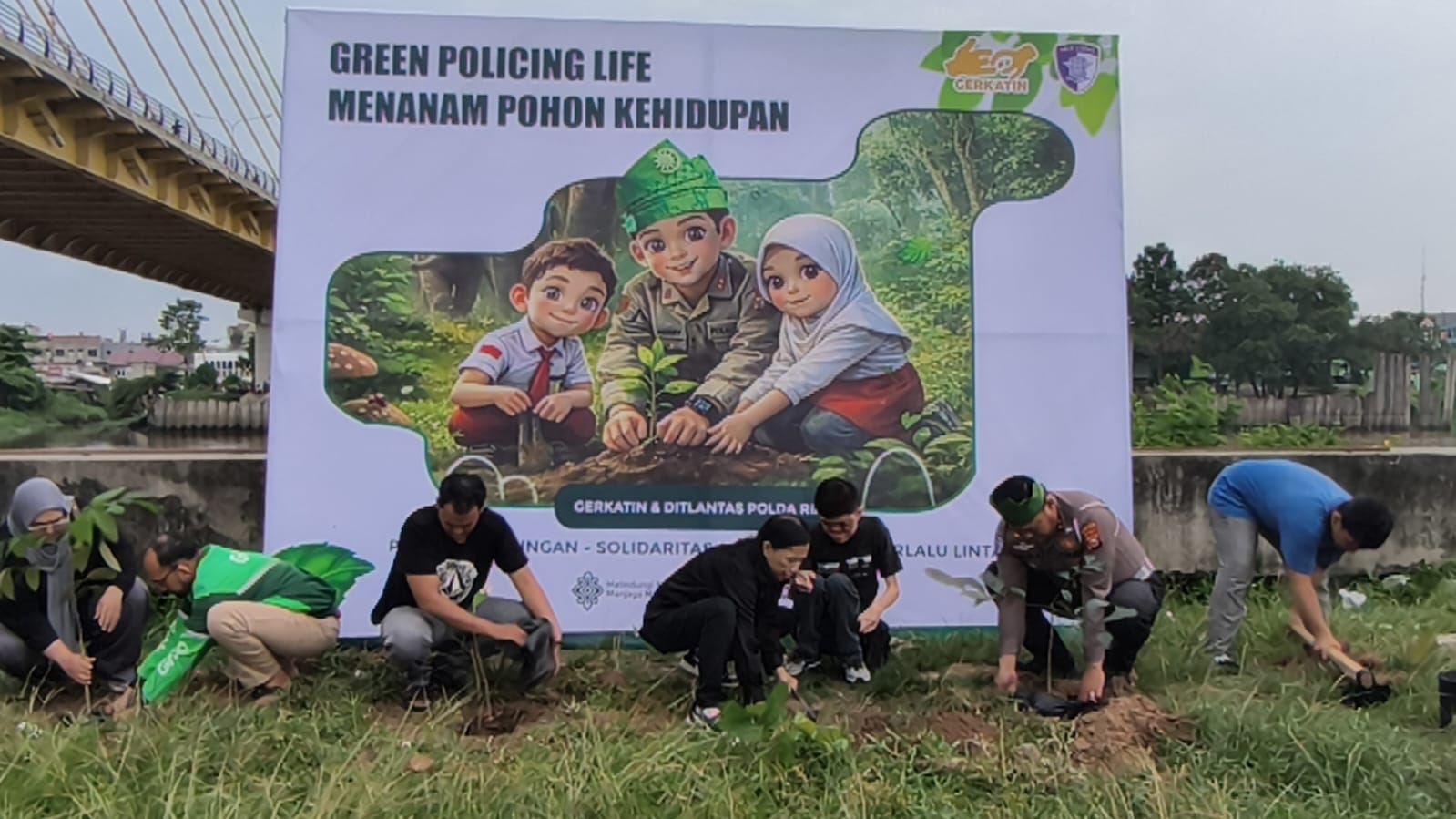 Kolaborasi Inspiratif! Ditlantas Polda Riau Bersama Gerkatin Tanam Pohon di Tepian Sungai Siak