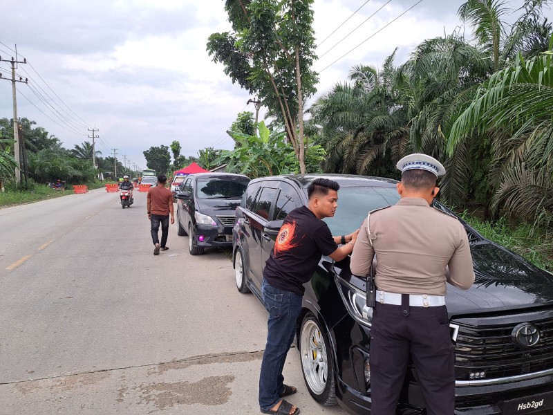 Nekat Gunakan Plat Palsu Terobos Antrian Jalan Buka Tutup, Pengemudi Innova Ditilang Polisi