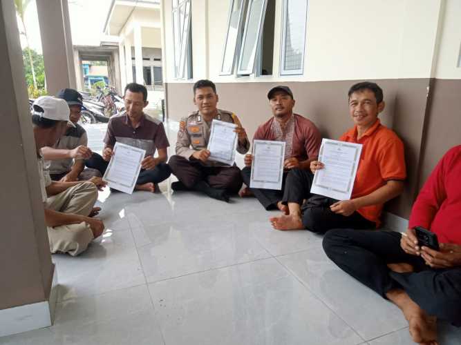 Bhabinkamtibmas Polsek Pelangiran Laksanakan Penyebaran Maklumat Kapolda Riau di Desa Baung Rejo Jaya