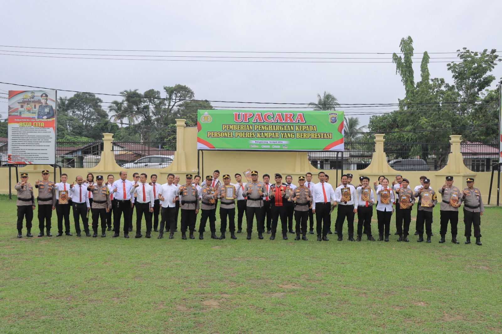 37 Anggota Polres Kampar Berprestasi serta Berdedikasi Tinggi, Terima Penghargaan dari Kapolres Kampar