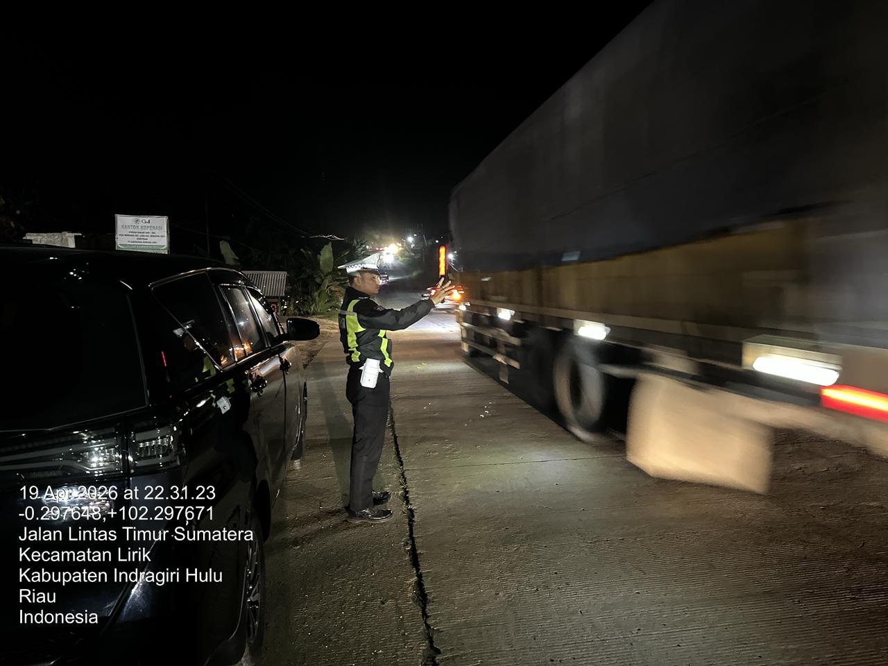 Patroli Blue Light Polsek Lirik Jaga Keamanan Malam, Ciptakan Situasi Kondusif di Jalintim Wonosari
