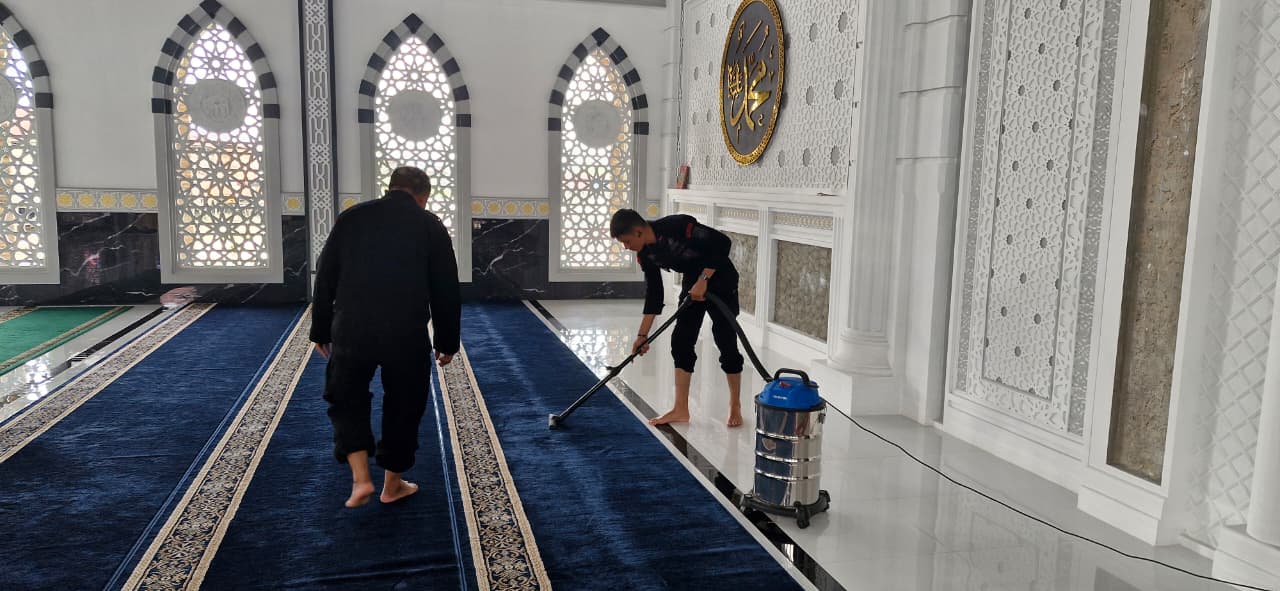 Polri Gotong Royong Bersama Warga Panipahan, Perbaiki Jalan dan Bersihkan Masjid