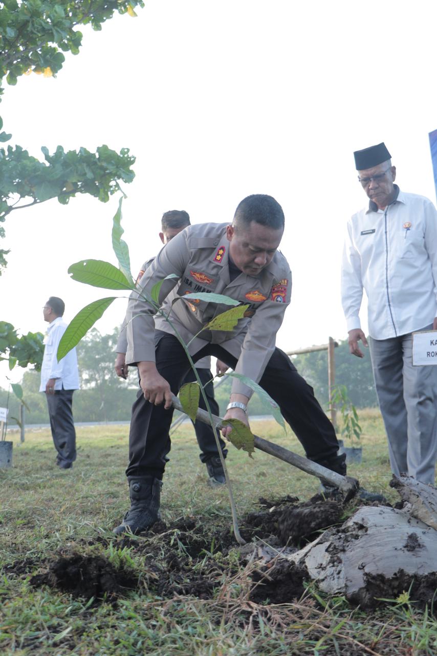 KAPOLRES ROHIL BERSAMA UPIKA PANIPAHAN GELAR PENANAMAN POHON DALAM RANGKA HARI BUMI SEDUNIA