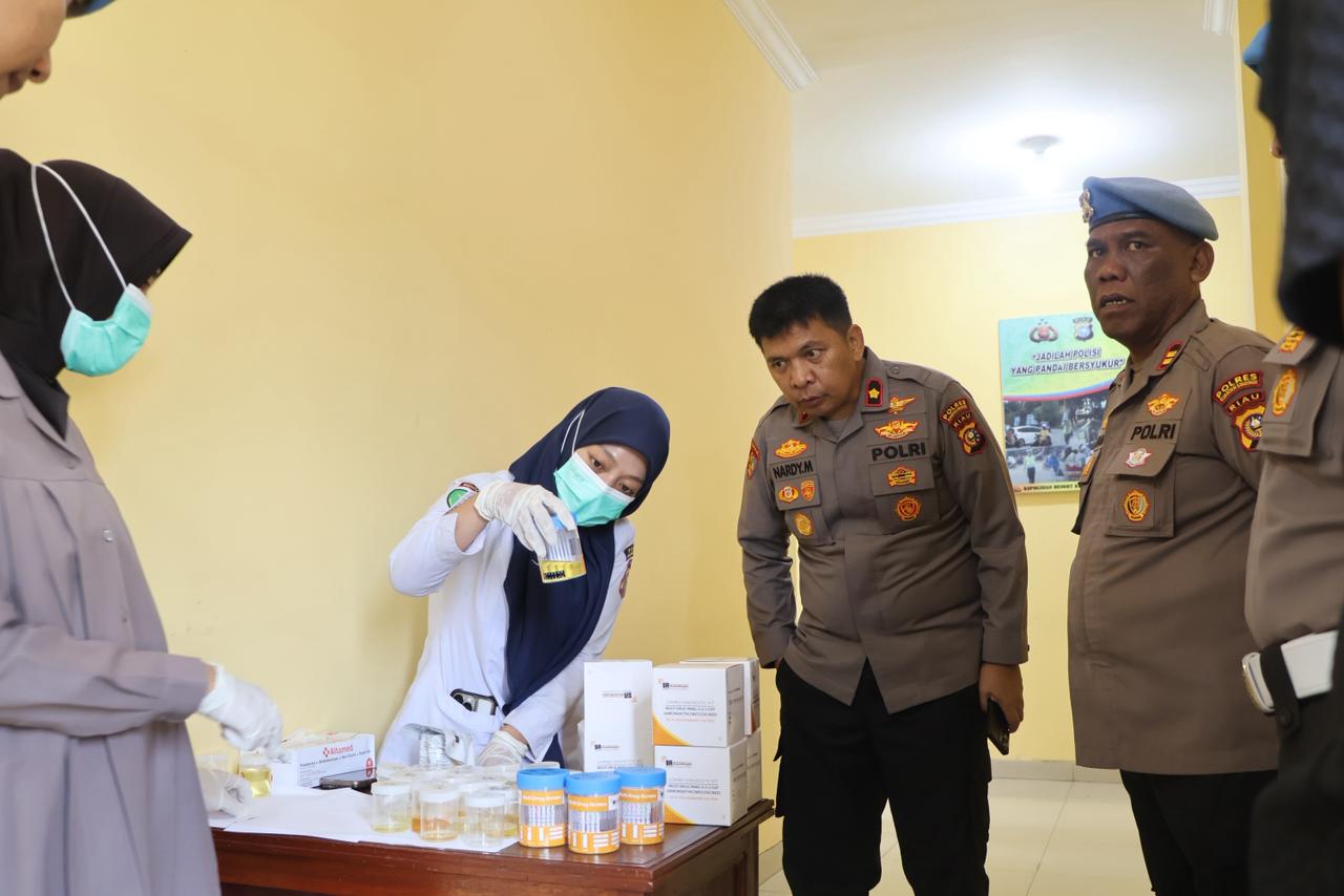 Polres Kuansing Laksanakan Tes Urine Personel, Kapolres Tegaskan Komitmen Bebas Narkoba