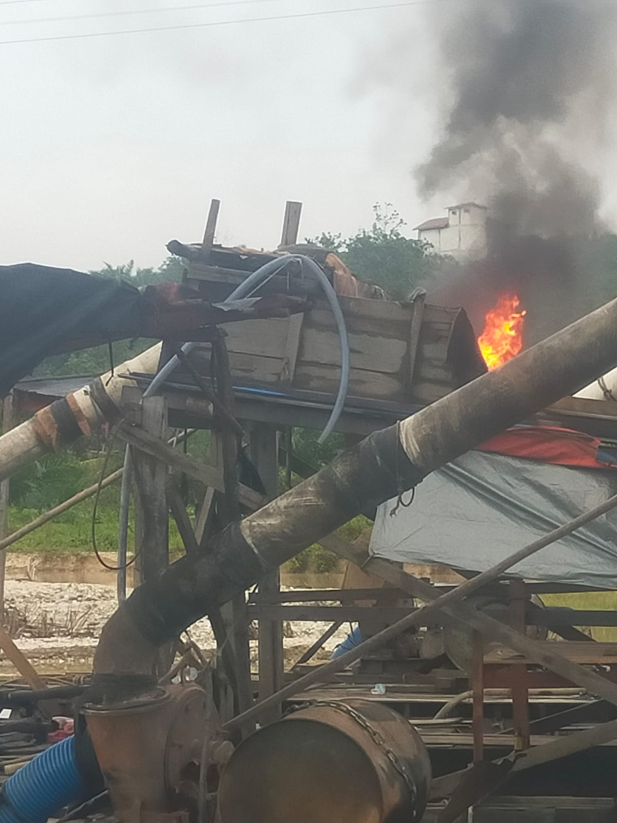 Polsek Kuantan Tengah Tindak Tegas Aktivitas PETI di Sentajo Raya, Enam Rakit Dimusnahkan