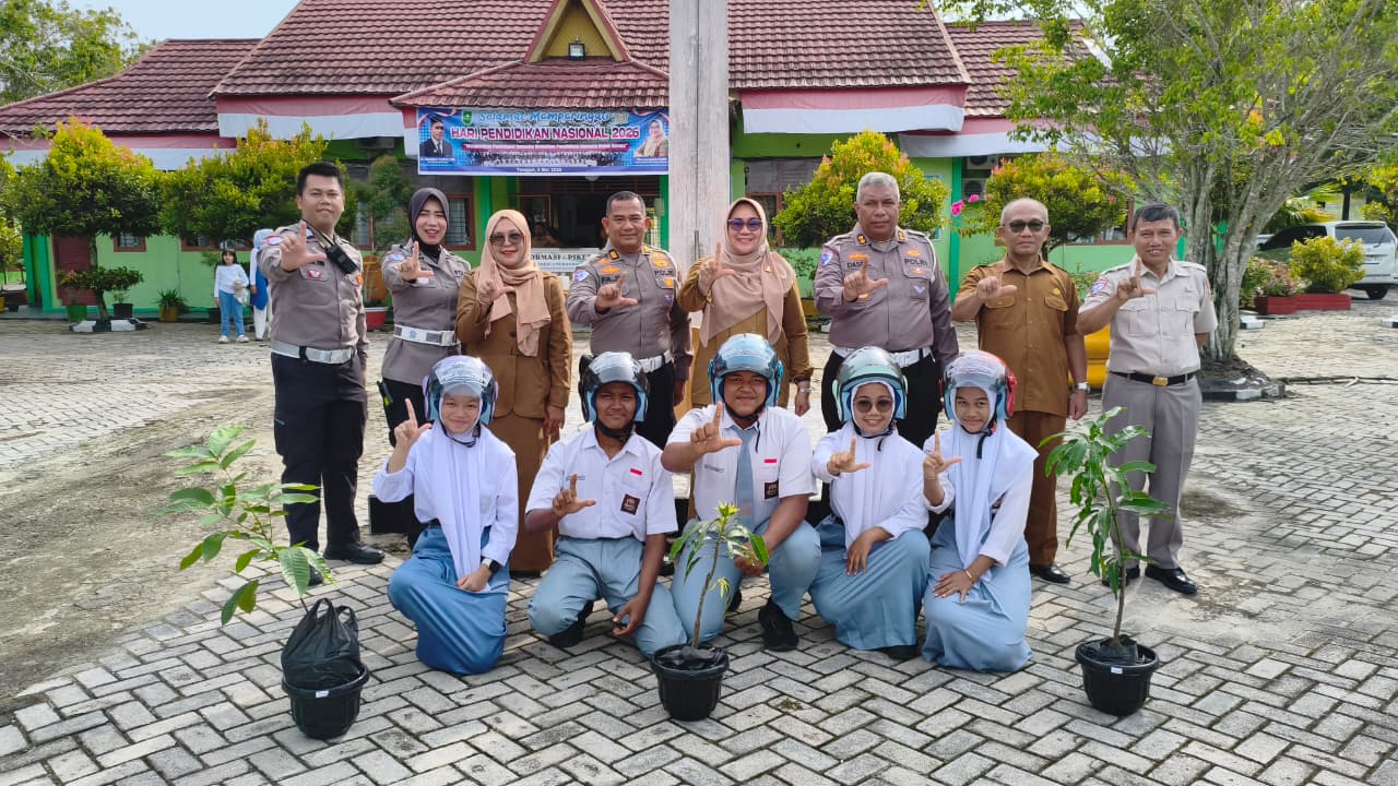 Tanamkan Budaya Tertib Berlalu Lintas Sejak Dini, Ditlantas Polda Riau Hadirkan Police Goes To School dan Green Policing di SMKN 6 Pekanbaru