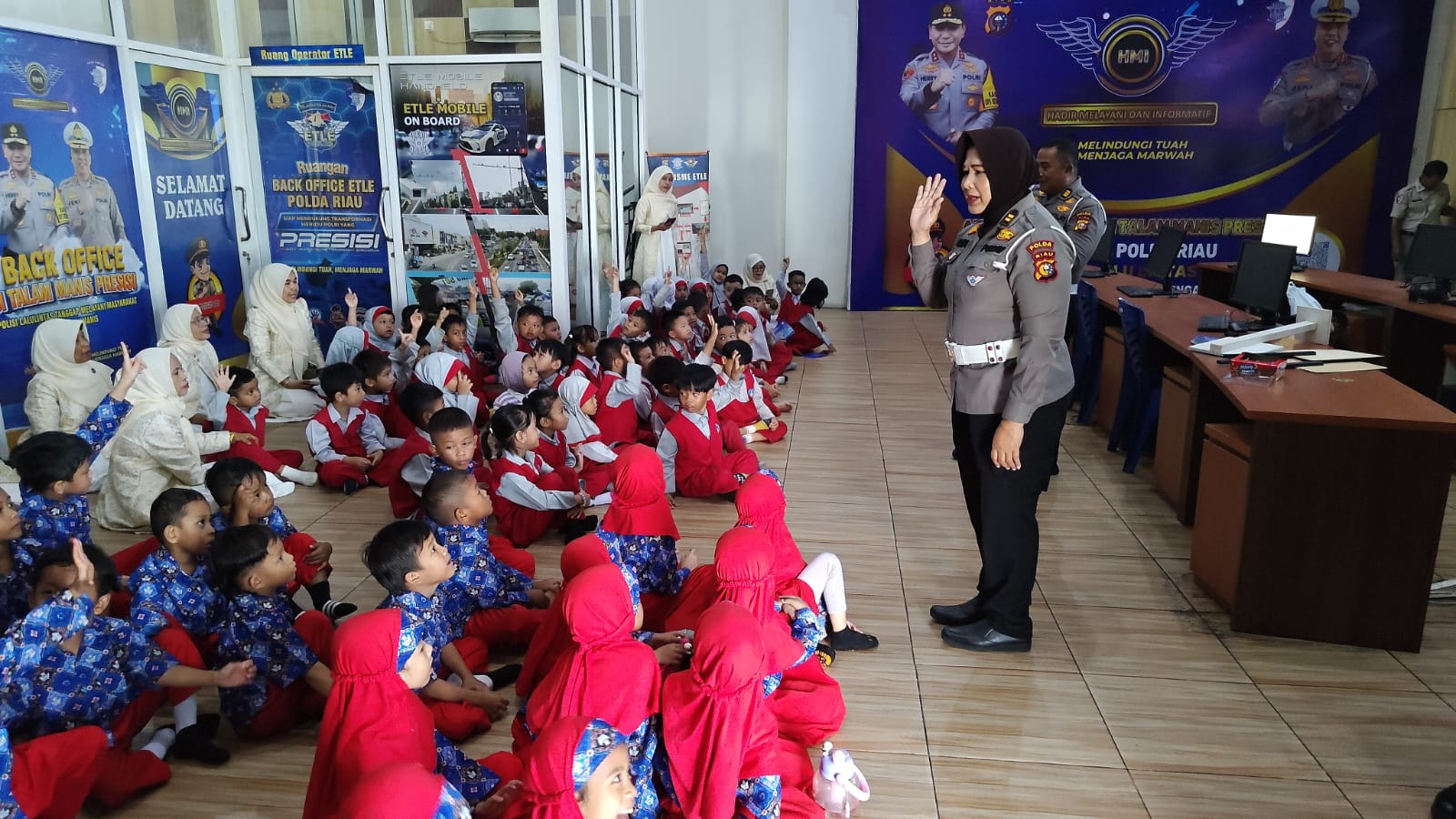 Ditlantas Polda Riau Tanamkan Budaya Tertib Berlalu Lintas dan Peduli Lingkungan Lewat Program POLSANAK dan Green Policing
