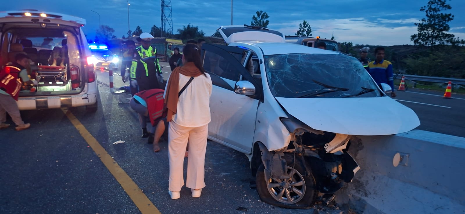 Sat PJR Ditlantas Polda Riau Bergerak Cepat Evakuasi Korban Laka Tol Permai