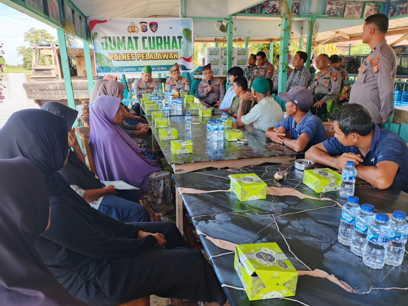 Kapolres Pelalawan Gelar Jumat Curhat di Pesisir Sungai Kualo: Tampung Curhatan Warga soal Keamanan dan Lampu Jalan