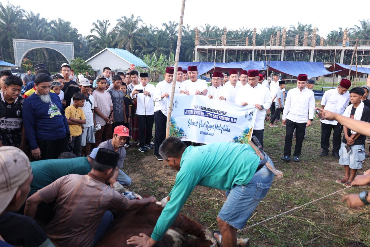 Polda Riau Laksanakan Penyembelihan Hewan Kurban Bantuan Kapolri di Pondok Pesantren Nurul Azhar Pekanbaru