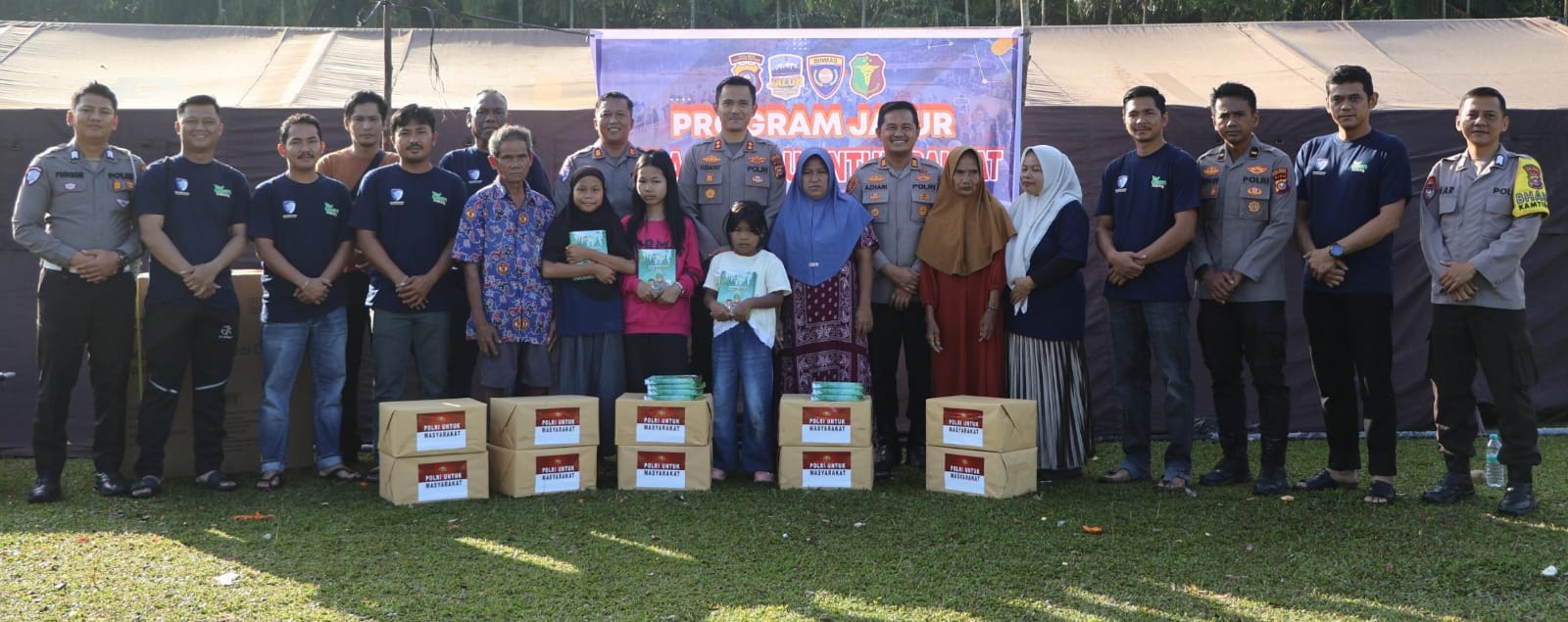 Program JALUR Polres Kuansing Hadir di Desa Pangkalan Indarung, Kapolres Serahkan Bansos dan Berikan Motivasi kepada Masyarakat