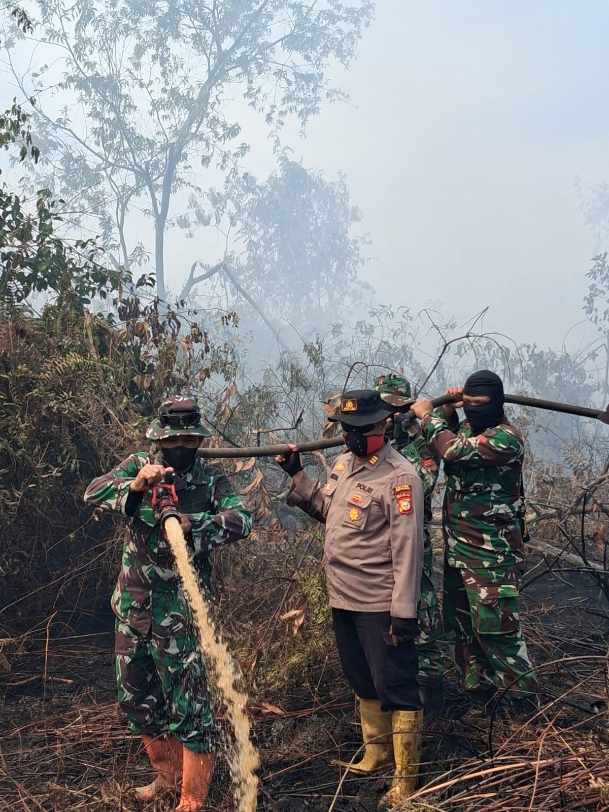 Polsek Rupat Bersama Stakeholder Lakukan Pemadaman Karhutla di Pulau Rupat