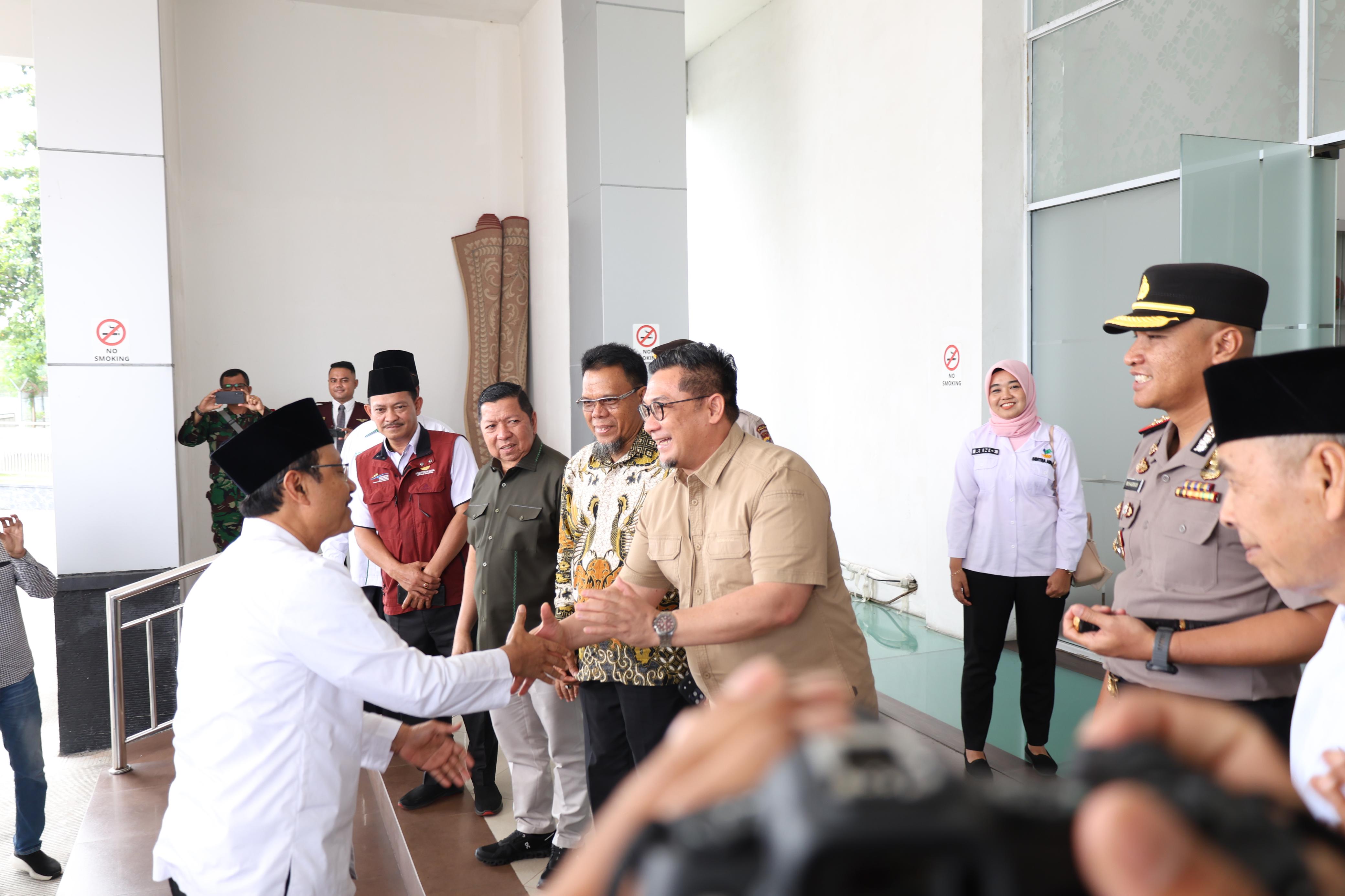 Kapolresta Pekanbaru Sambut Kedatangan Menteri Sosial RI di Terminal VIP Lancang Kuning