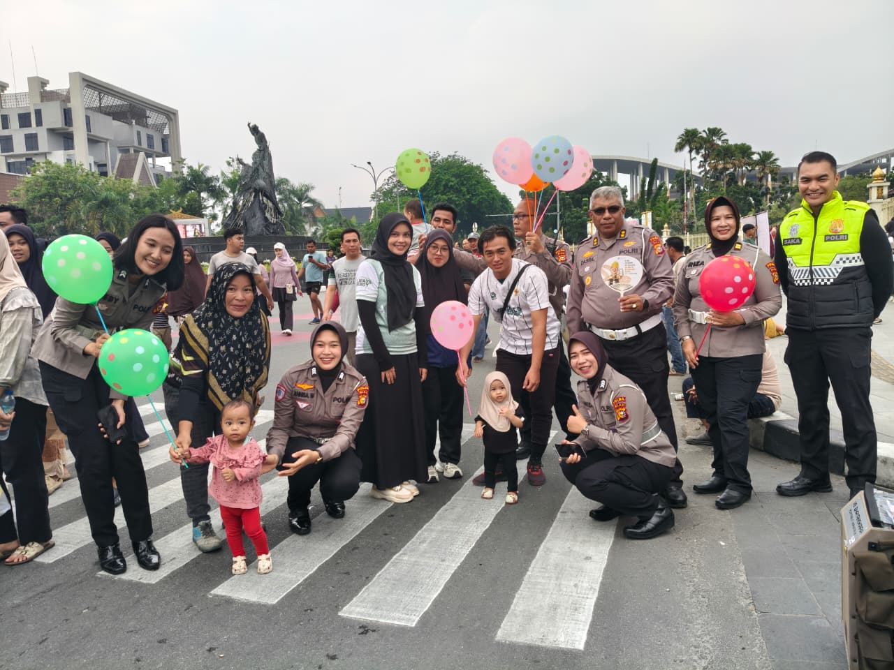 Jelang Hari Bhayangkara ke-80, Ditlantas Polda Riau Gencarkan Kampanye Keselamatan Berlalu Lintas dan Green Policing di CFD Pekanbaru