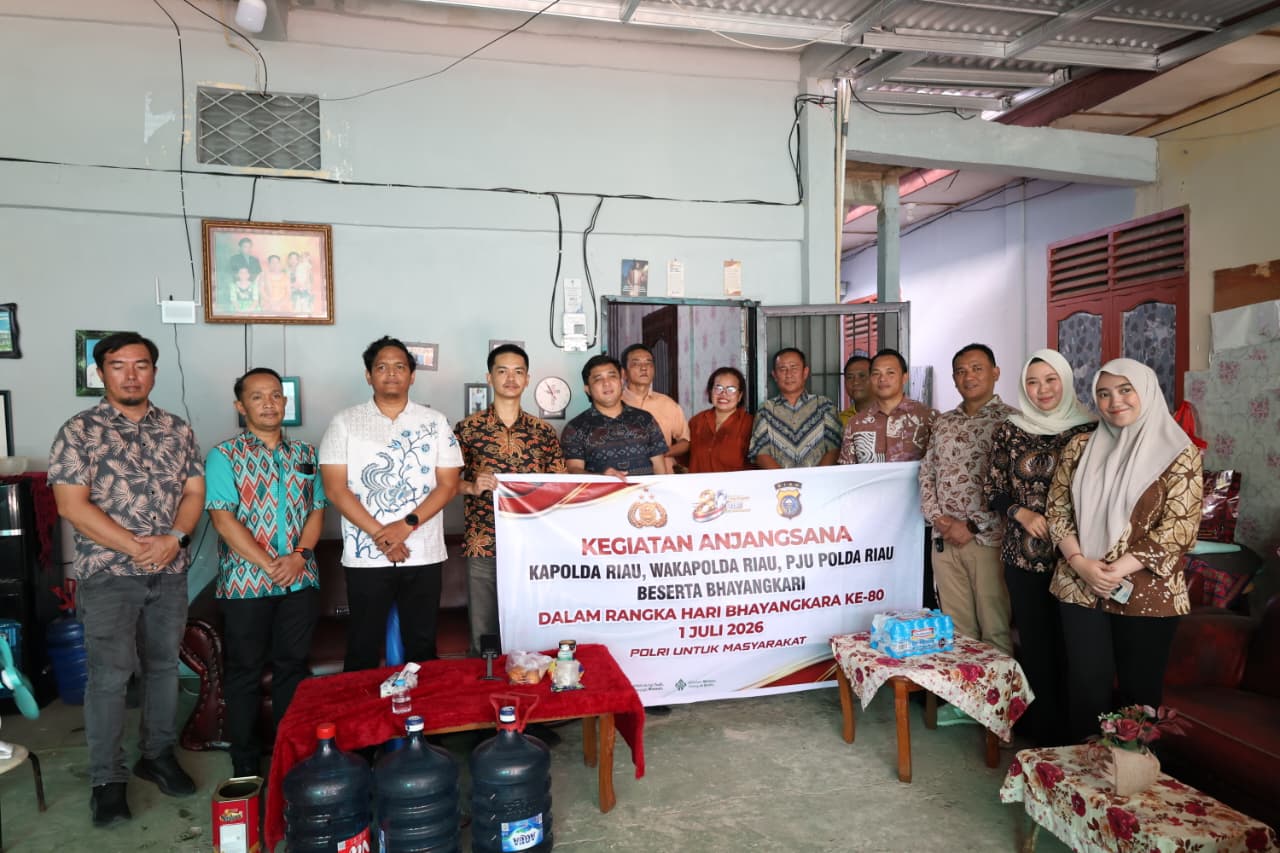 Polda Riau Gelar Anjangsana ke Kediaman Personel Bid Dokkes dalam Rangka Hari Bhayangkara ke-80