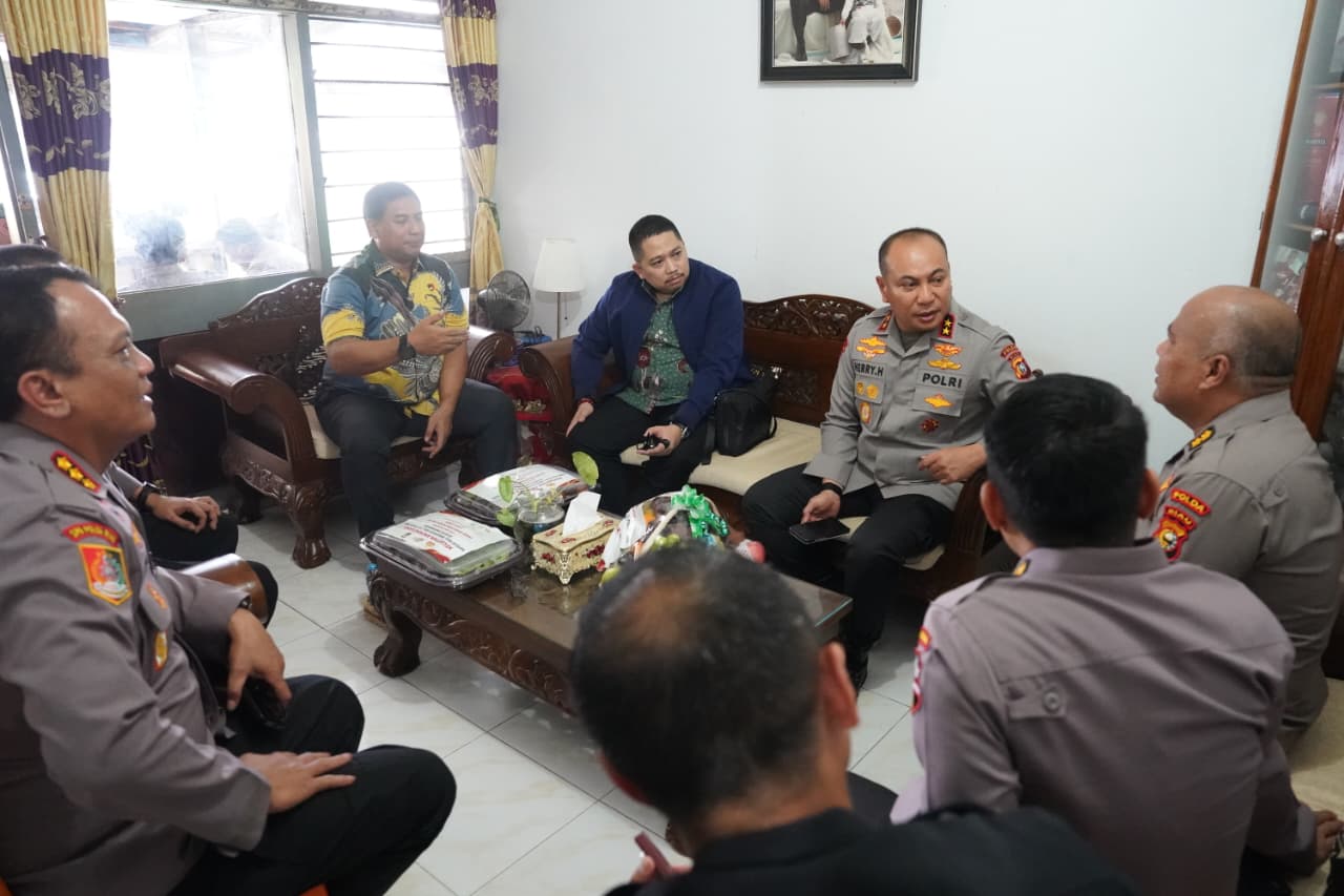 Kapolda Riau Gelar Anjangsana ke Kediaman AKBP Rio Pardede dalam Rangka Hari Bhayangkara ke-80