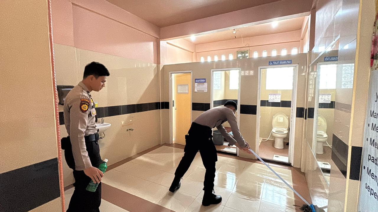 Sambut HUT Bhayangkara ke-80, Dit Samapta Polda Riau Gelar Bakti Religi di Gereja HKBP Hangtuah